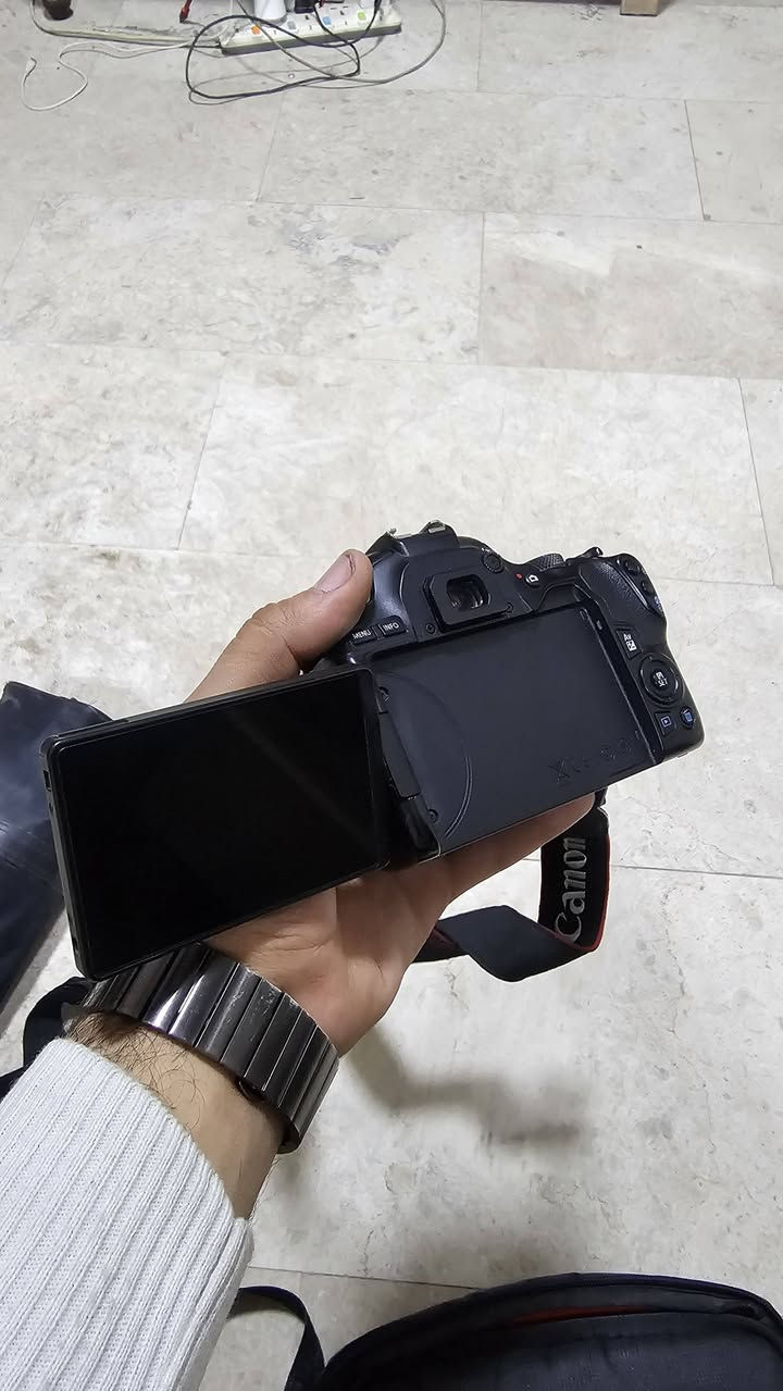 Canon D250 (EOS 250D)
دقّة عالية 24.1MP مع مستشعر APS-C لإخراج صور واضحة وتفاصيل ممتازة.

تصوير فيديو 4K مناسب لليوتيوب وصناعة المحتوى.

معالج DIGIC 8 السريع لمعالجة الصور بجودة أفضل وألوان طبيعية.

شاشة متقلبة تعمل باللمس (Touch & Flip Screen) ممتازة للتصوير الذاتي والفلوغات.

نظام تركيز تلقائي Dual Pixel AF سريع جدًا مع تتبع للوجوه.

أداء ممتاز في الإضاءة الضعيفة بفضل ISO العالي.

اتصال Wi-Fi + Bluetooth لنقل الصور مباشرة للهاتف بدون أسلاك.

بطارية تدوم لفترة طويلة مقارنة بكاميرات الفئة نفسها.

خفيفة الوزن وسهلة الحمل — مناسبة للمبتدئين والمحترفين.

📢 إعلان جاهز بعد إضافة المميزات

للبيع — كاميرا Canon D250 مع ملحقات كاملة + Osmo Mobile + بطاقة 64GB + حامل + مثبت صدر

أعرض لكم كاميرا Canon D250 بحالة ممتازة مع مجموعة ملحقات كاملة جاهزة للتصوير:

🎥 مميزات الكاميرا Canon D250:

دقة تصوير 24.1 ميجابكسل — وضوح عالي جدًا.

تصوير فيديو بدقة 4K UHD.

شاشة متحركة تعمل باللمس — مثالية للفلوغات.

نظام تركيز Dual Pixel سريع ودقيق.

اتصال Wi-Fi و Bluetooth لنقل الصور فورًا للهاتف.

أداء عالي في الإضاءة الضعيفة.

بطارية قوية تكفي جلسات تصوير طويلة.

كاميرا خفيفة ومناسبة للسفر وصناعة المحتوى.

📦 الملحقات المرفقة:

Osmo Mobile مثبت هاتف لتصوير ثابت وسلس.

قارئ ذاكرة ثلاثي (Triple Card Reader) لنقل الصور والملفات بسهولة.

ذاكرة 64GB — مساحة كافية للفيديو والصور.

حامل ثلاثي (Tripod) للتصوير الثابت.

مثبت صدر (Chest Mount) لتصوير الحركة والأنشطة.

السعر 725,000 دينار عراقي
📍 المكان: بغداد- المنصور


**إذا كنت صاحب هذا الإعلان وتريد حذفه لأي سبب، رجاءا أرسل رسالة إلى الدعم الفني**