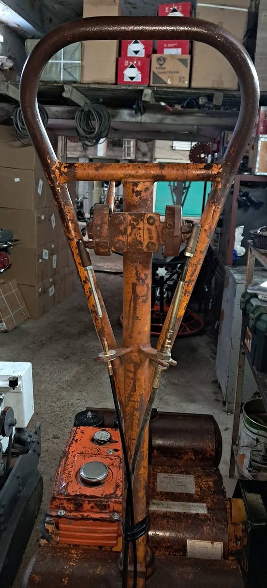 حادله صنع ياباني
نوع ساكاي 

محرك نوع كابوتا ياباني

الوزن ٧٠٠ كيلو 

الوزن الفعلي مع الهزاز طن و١٠٠كيلو 

عرض الروله ٦٠ سانتيم 

عرض الحادله كامله ٧٠ سانتيم 

    ••••••••••••

هزاز شغل مكينه شغاله فول اي نقص مابيها 

قماجي مسير +هزاز جديد قوايش جديده 

                        ____________________.   ________

#السعر١٨ورقه_قفل

العنوان بغداد ساحة الطيران شارع النضال 

الفرع الثاني مقابل كنيسة الارمن 

*******

#مكتب_الماهر

للاستفسار اكثر اتصل على الرقم 

***********

او مراسلتنا واتساب 

@الجميع
