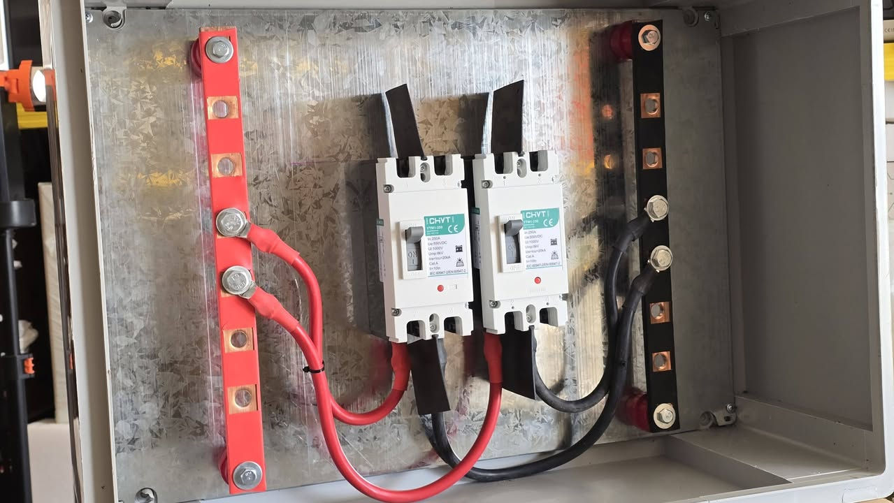 بورد لربط بطاريات عدد ٤ مع انفيرتر عدد ٢
العمل : باس بار ٤٠٠ امبير / كيبل ٥٠ ملم٢ / بورد ٧٠×٥٠ سم
قاطع ٢٥٠ امبير عدد ٢ 
السعر ٢٥٠ الف 
توصيل لجميع المحافظات
***********
***********
***********
