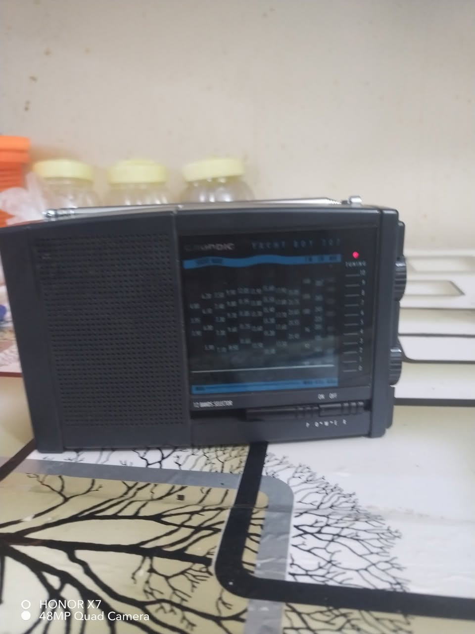السلام عليكم
مكاني البصٓـــــــرة قيم واخذه
هذا الجهاز هو راديو محمول من نوع Grundig Yacht Boy 207.يتميز بكونه راديو عالمي (World Receiver) يستقبل 12 نطاقاً مختلفاً بما في ذلك الموجات القصيرة (SW)، المتوسطة (MW)، والطويلة (LW).يعمل بالبطاريات ومصمم ليكون محمولاً، وقد تم إنتاجه في منتصف التسعينيات تقريباً (حوالي 1995).يحتوي على هوائي تلسكوبي مدمج ومؤشر تناظري للترددات.


**إذا كنت صاحب هذا الإعلان وتريد حذفه لأي سبب، رجاءا أرسل رسالة إلى الدعم الفني**