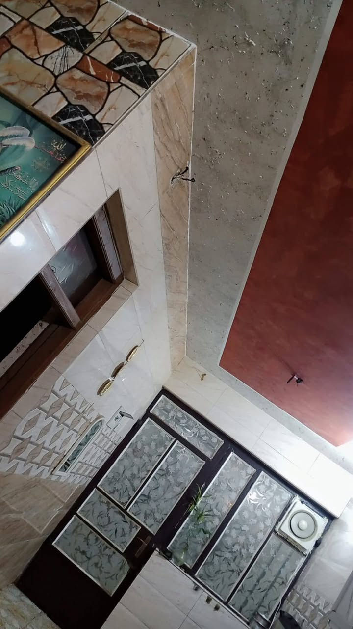 السلام عليكم
بيت المساحه ١٠٠ م شارع محمد الصافي زراعي يحتوي على استقبال وصاله وغرفه نوم ومنور داخلي  وصحيات خارجيه
وداخليه  والطابق الثاني يحتوي على صاله وغرفه سويت كامل البيت بناء جديد للأستفسار واتس اب على الرقم (***********)
