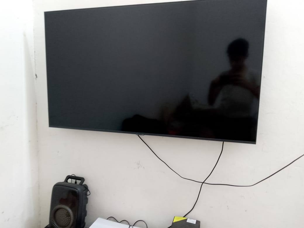 *للبيع شاشة Samsung 50 بوصة 4K UHD موديل AU7000*

- *الحالة*: مستعملة نظيفة 100%، بدون خطوط ولا بقع
- *الدقة*: 4K Ultra HD - صورة واضحة ونقية
- *الملحقات*: وياها الريموت الأصلي + الستاند
- *الاستخدام*: استخدام منزلي خفيف، سنة واحدة فقط
- *السعر*: 550,000 دينار عراقي قابل للتفاوض البسيط
- *المكان*: [العماره عواشه] 
- *ملاحظة*: فحص بالبيت قبل الشراء، وتشغيل تجربة لكل المداخل

للتواصل: *********** وتساب المجر الكعبي, ميسان
