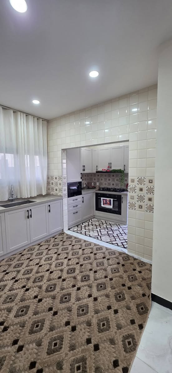 بسم الله إعلان بيت للبيع الرمادي مجمع عمر الراوي الثاني قرب جامعه الانبار المساحه ٤٠٠متر ركن شارع ٣٠متر البيت ٢طابق يحتوي البيت على ٤غرف نوم استقبال مطبخ حار بارد يباع مع الأثاث البيت يباع نقد فقط تحويل مباشر أستفسار أكثر ***********
