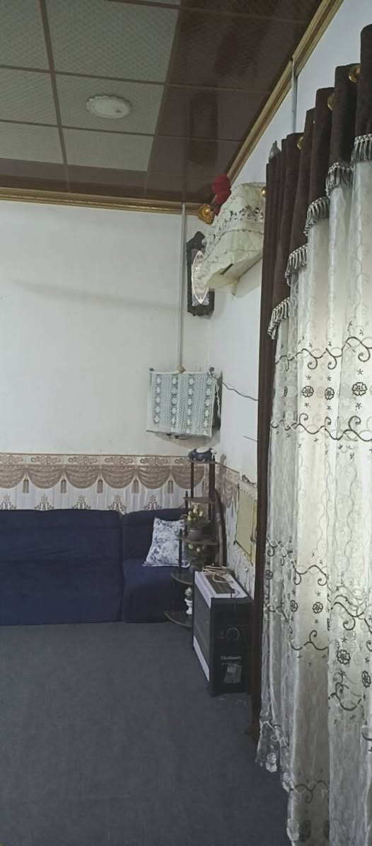 بيت لبيع المساحة الكليه 300 متر
غرف عدد 2  5 + 4
مطبخ 4+4
صاله 6+6
حمام داخلي  سيراميك ارضى و جداري
حوش 13+10
ترك 12+10
سقف سندويش 
بناء حديث
العنوان حي الخطوه قرب مسجد خطوة الإمام علي عليه السلام 
 البيت حواسم
مكلف بل نشر رقم صاحب الدار 
***********
