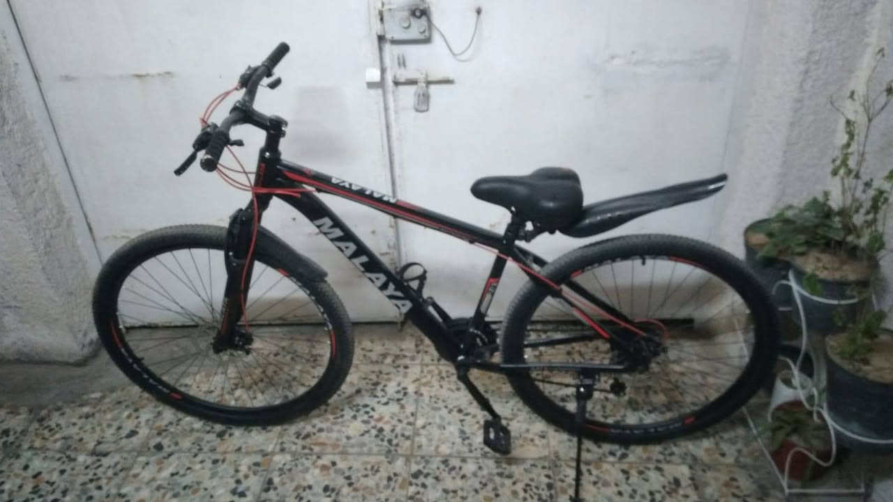 باسكل جبلي 26 إنج تقريباً من نوع MALAYA.  استخدام أسبوع واحد فقط جديد كلش استخدمته 4 مرات فقط. رايد ابيعه لان محتاج فلوس  لو مامحتاج مابيعه.   سعر 165 الف وبيه مجال بسيط.   مكاني بغداد الشعب حي التجار.
واتساب.  ***********
