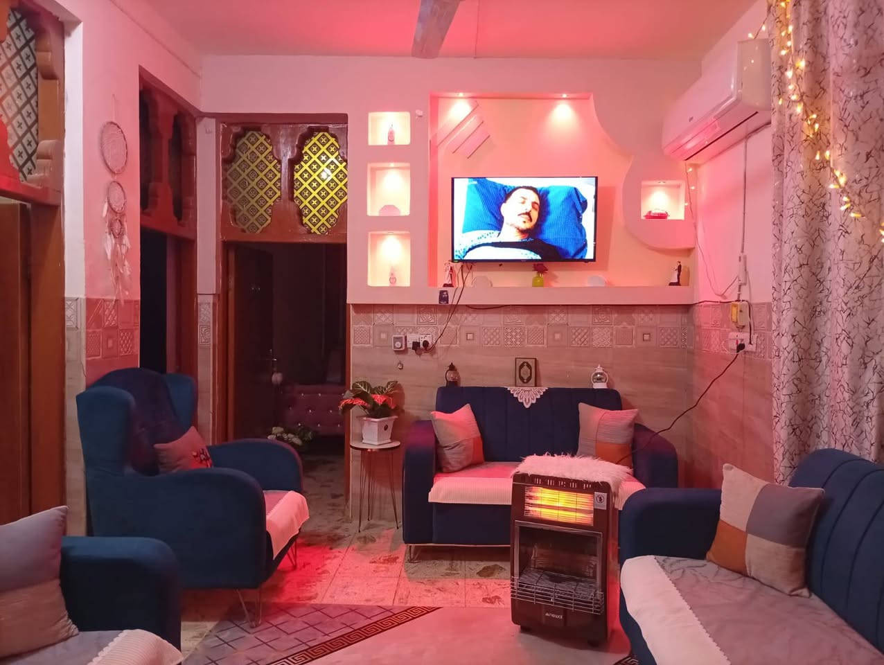 السلام عليكم ورحمه الله وبركاته من رخصة مدير الكروب المحترم..دار للبيع المساحه الكليه 140م سند 25يحتوي على غرفة نوم +صاله+مطبخ+استقبال+صحيات داخلية وخارجية+كراج سياره مسقف ب كي اس بان.. بناء حديث طابوق وصب كونكريت داخله نظيف ومتعوب عليه مكانه الكفل قرب مستشفى الكفل يبعد عن الشارع 150متر للاستفسار الاتصال على الرقم التالي ***********
