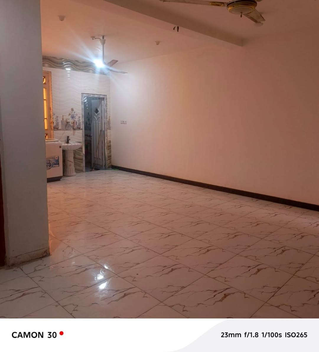 بيت للبيع مساحه 150 طابقين زراعي 
طابق الاول  غرفتين صاله استقبال مطبخ  صحيات خارجيه
طابق الثاني 3 غرف صاله كبيره وصحيات كامله مع بلكونه 
البناء طابوك والسقف عكاده  ماعده البيتونه ثيرمستون
يبعد عن الشارع العام 200 متر قريب على مركز الحسائيه الصحي  (مركز الصادق حاليا)
العنوان الحسائيه. شارع المركز الصحي  
للاستفسار الاتصال ع الرقم
***********
