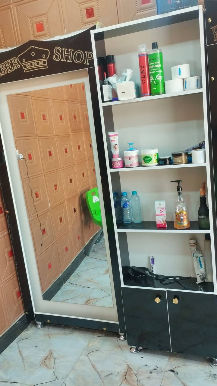 سلام عليكم محل حلاقه كامل للبيع هوه وغراضه   تريد تأخذ بس الاغراض هم ميخالف  ما بيع قطع المحل ايجار  مكانه بصره  حيانيه يم سوق المدينه هذا رقمي ***********

