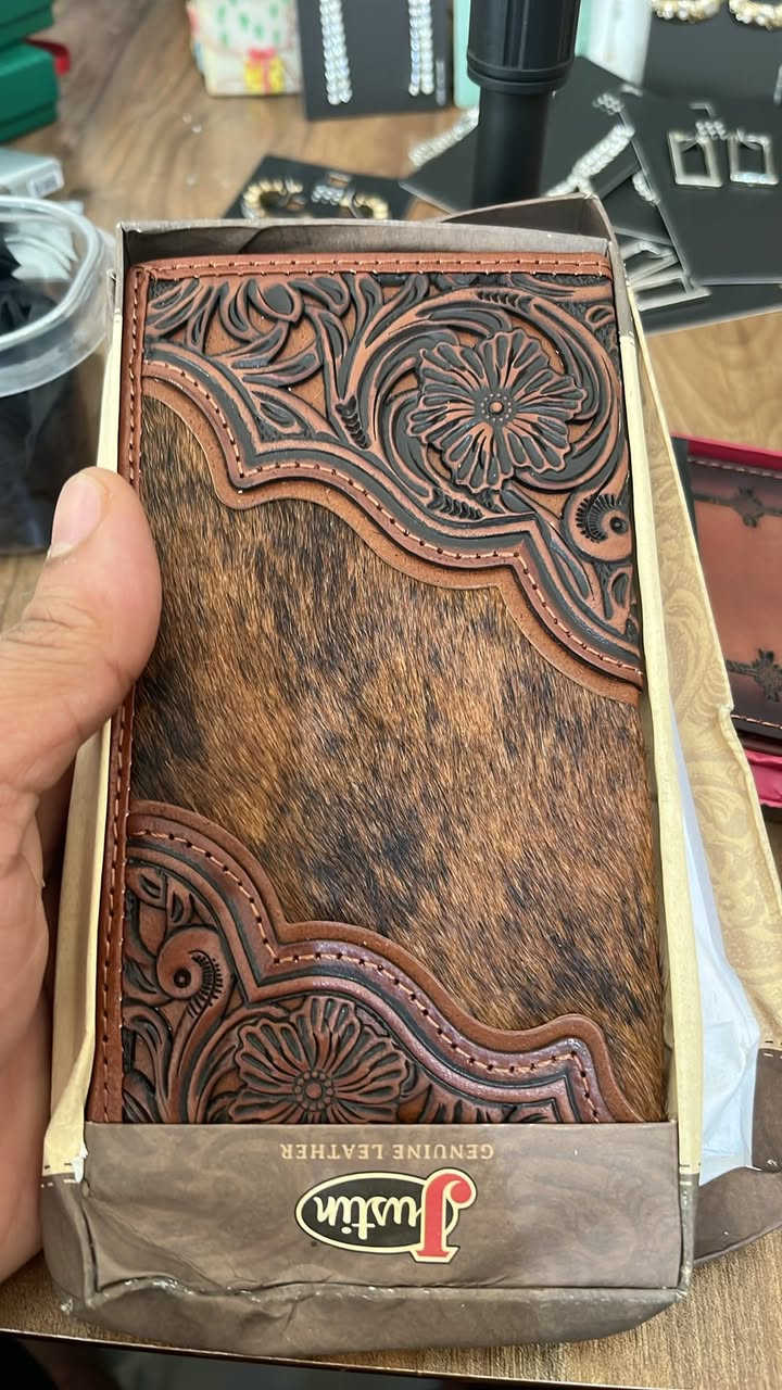 السلام عليكم محفضات جلد طبيعي اصلي متوفر أهوايه موديلات سعر القطعه ٧ واذا كميه عله خمسه الاف القطعه


**إذا كنت صاحب هذا الإعلان وتريد حذفه لأي سبب، رجاءا أرسل رسالة إلى الدعم الفني**