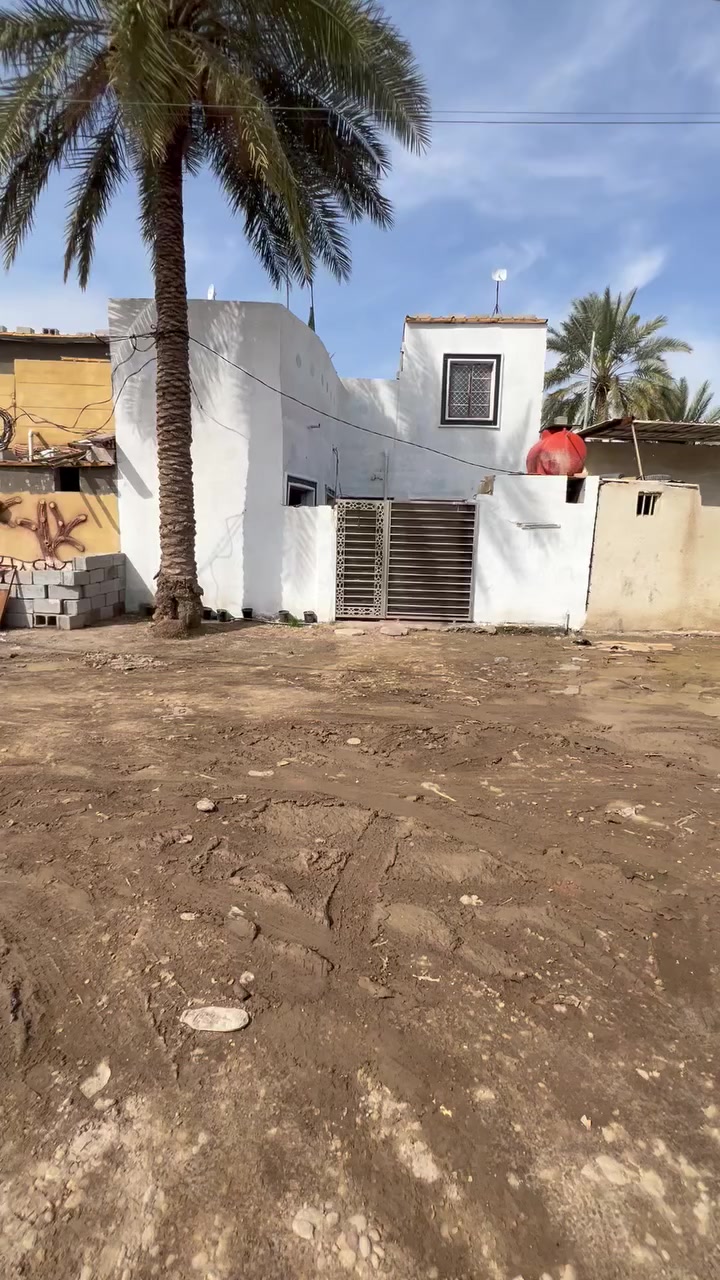 السلام عليكم بيت للبيع في حي السره بي غرفه ومطبخ وصاله وستقبال صحيات داخلي وخارجي مولد خارجي مجاري كله جاهز البيت عكاده بناء جديد اي استفسار اتصال ***********
