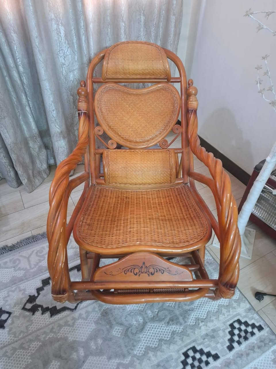 السلام عليكم كرسي هزاز خشب للبيع السعر ١٥٠ ماخذي ب٢٠٠ مكاني بغداد للاتصال والاستفسار فقط واتساب ***********
