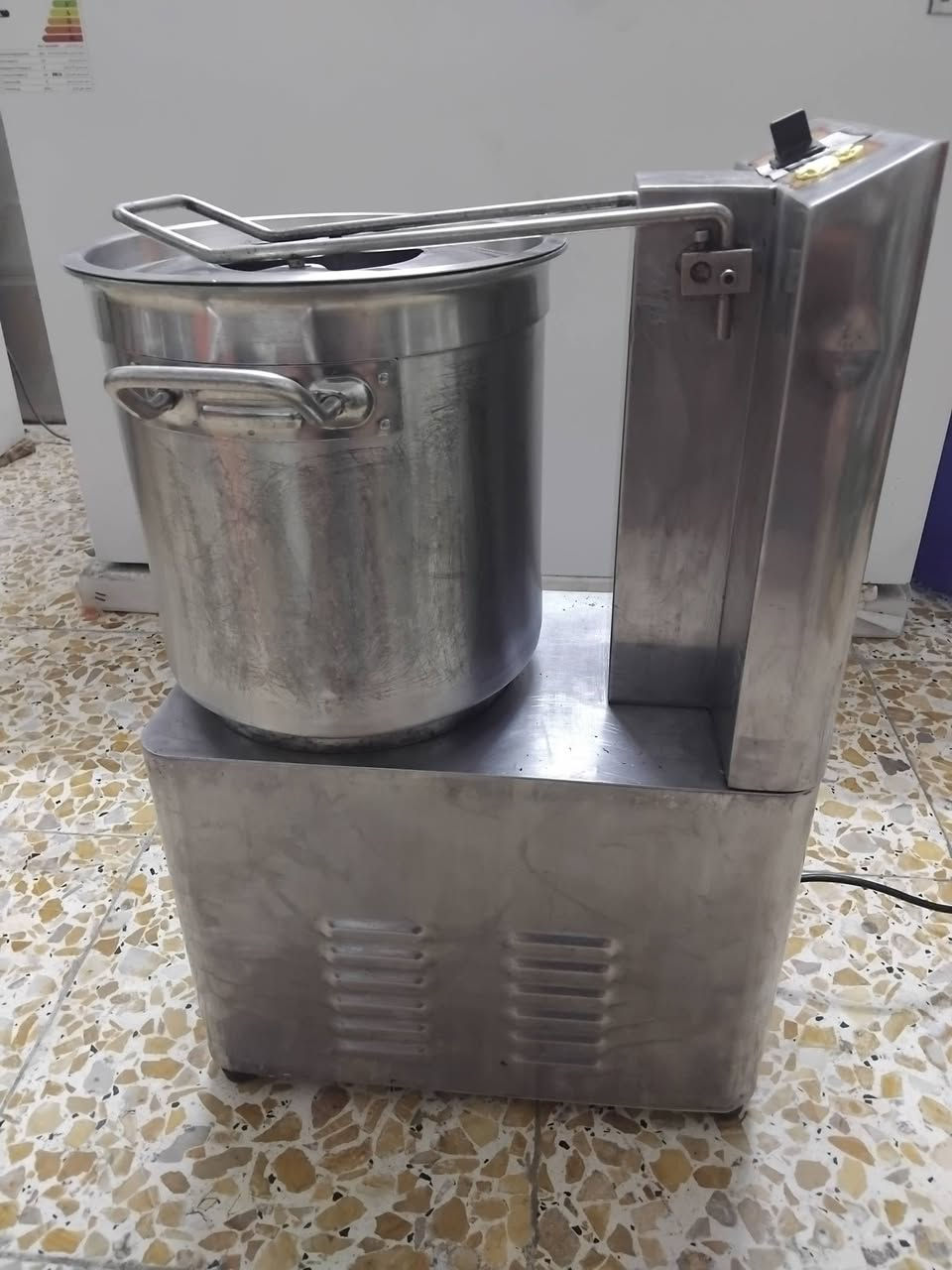 سلام عليكم من رخصة الادمن المحترام عندي خلاط حمص وجميع الصلصات مستعمل قليل اخو الجديد للبيع السعر 300 بغداد الكرخ هاتف ***********
