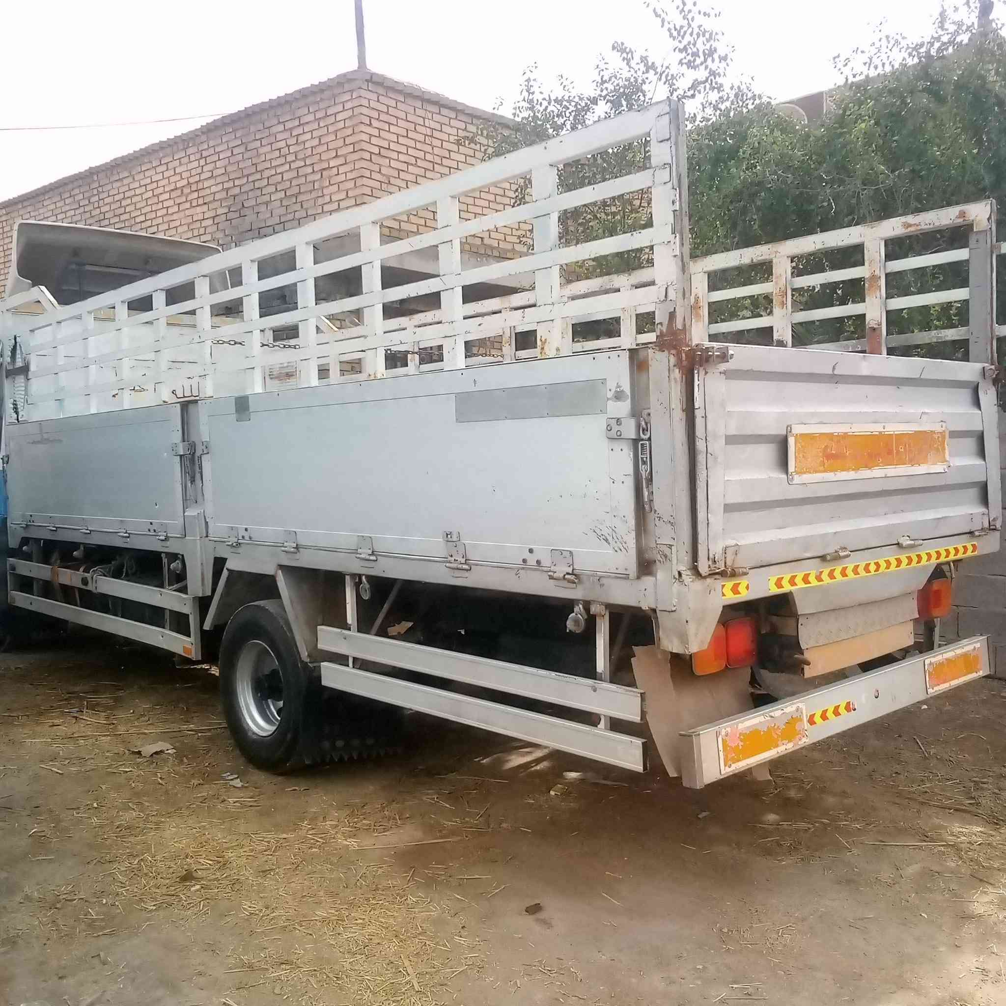 سلام عليكم بدي هينو طول 6وربع عرض مترين وعشره مراوس بدي اعرض بيع عادي رقم ***********
