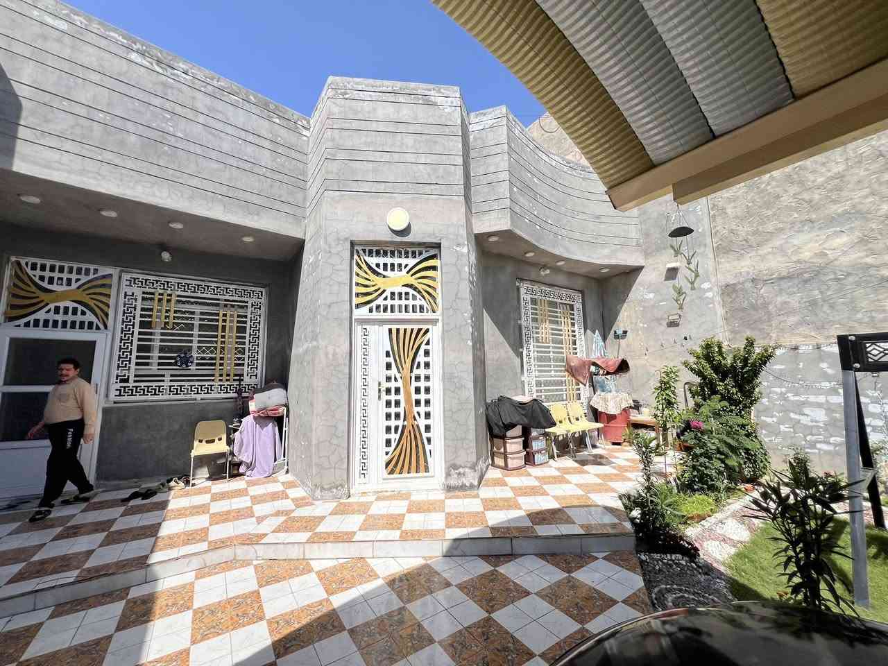 السلام عليكم بيت ٢٧٠ متر طابو زراعي سند ٢٥ 
العنوان جمعيه شارع حبيب ابن مظاهر الاسدي 
-غرفتين نوم _استقبال _صاله كبيره _مطبخ _كراج سياره وحديقه البيت ع شارعين الباب خلفيه ع شارع والباب رئيسيع شارع ع شارعين البيت جاهز بناء جديد طابوق صب مسلح السعر (165) وبي مجال 
الاستفسار / ***********
