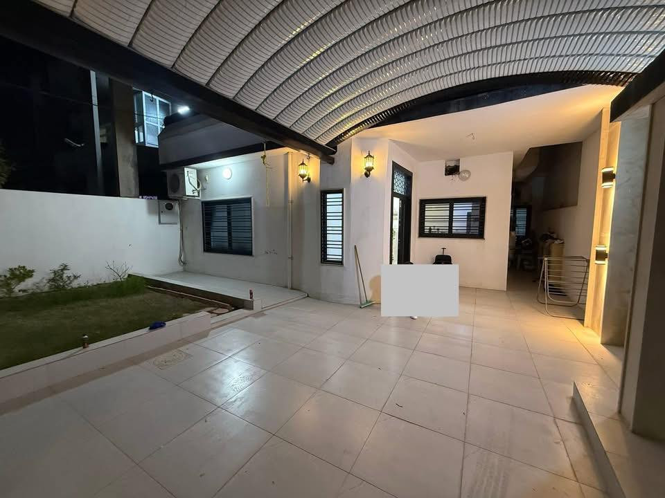 #دارللبيع رقم طابق ونص بناء حديث سقف مغربي نضام دكت  

هدية مع الدار كاونتر مع سبالت عدد اثنين

#المساحة :-  180  متر 

#واجهة الدار :  10 * 18 متر

#الموقع كركوك — سايدين الحسابات مقابل مشروع الماء 
 موقع جيد على شارع عريض قريب من السايدين ومن المدارس ومن كافة الخدمات 

#تفاصيل الدار

♦️الطابق الاول 

- استقبال 
-هول 
- غرفة نوم 
- مطبخ 
- درج داخلي
- صحيات 
- حديقة
- كراج سياره

♦️الطابق الثاني 

- بيتونه كبيره ممكن تصلح غرفة نوم مع وجود صحيات 

#للأستفسار الأتصال على الارقام التالية :-

*********** 
 
أو مراسلتنا عبر الواتساب *********** 

أو مراجعة مكتب الصرح للعقار  الكائن في القادسية الثانية  قرب تقاطع الحرية قادسية ومثلجات سارا
{  #نتشرف #بزيارتكم }
