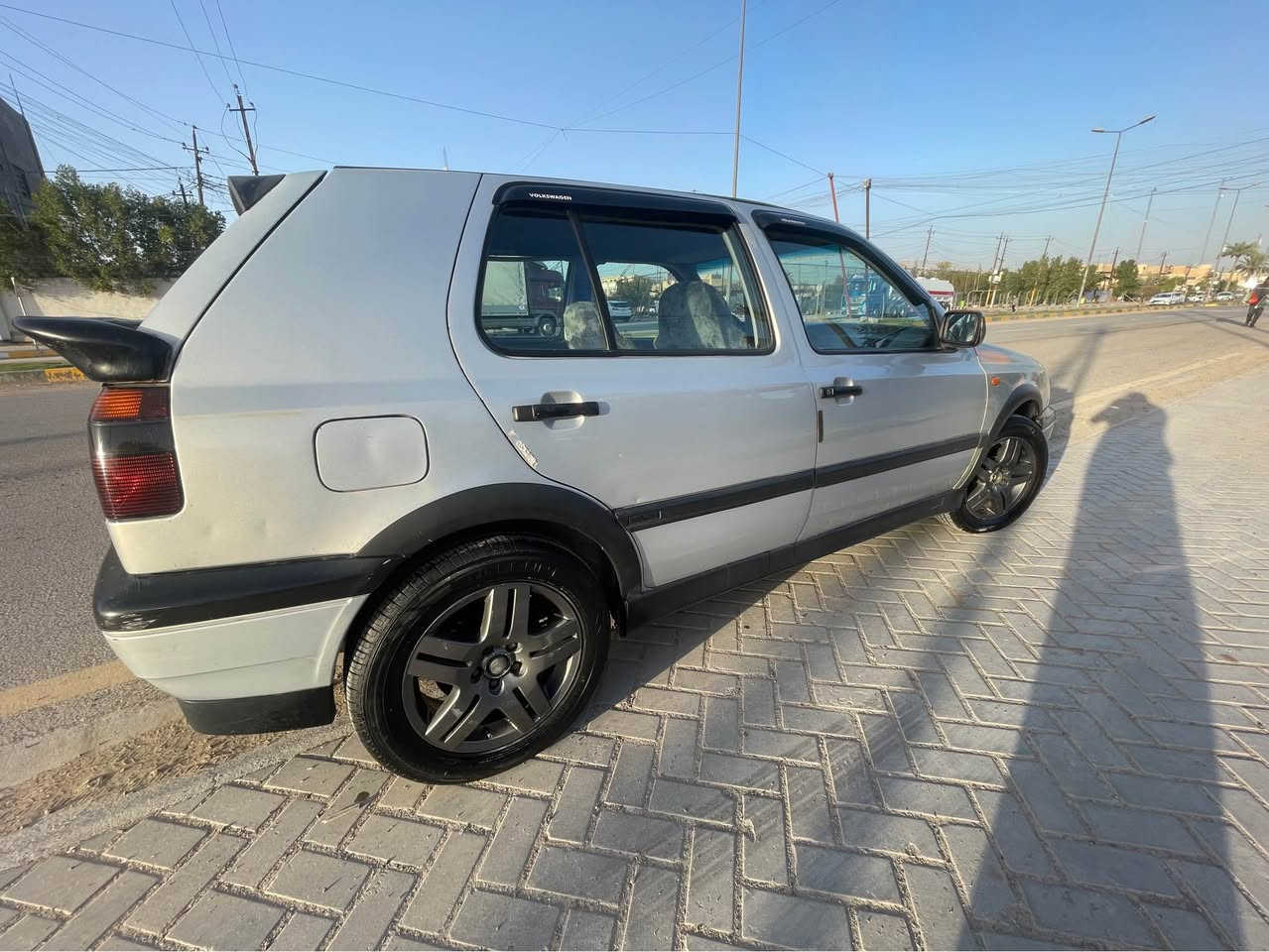 للبيع موديل 1993 
محرك 1800 دوش كير عادي 5 نمر
تبريد شغال دواخل نظيفة
تايرات نظيفة 
جام امامي كهرباء و خلفي يدوي
4 ويل كب 4 دسك
سيارة نظيفة
بيها لاستيك ولف فقط و بعض الملاحظات البسيطة
السعر 44 وبيها مجال قليل
العنوان بغداد / الغزالية 
*********** بغداد, العراق
