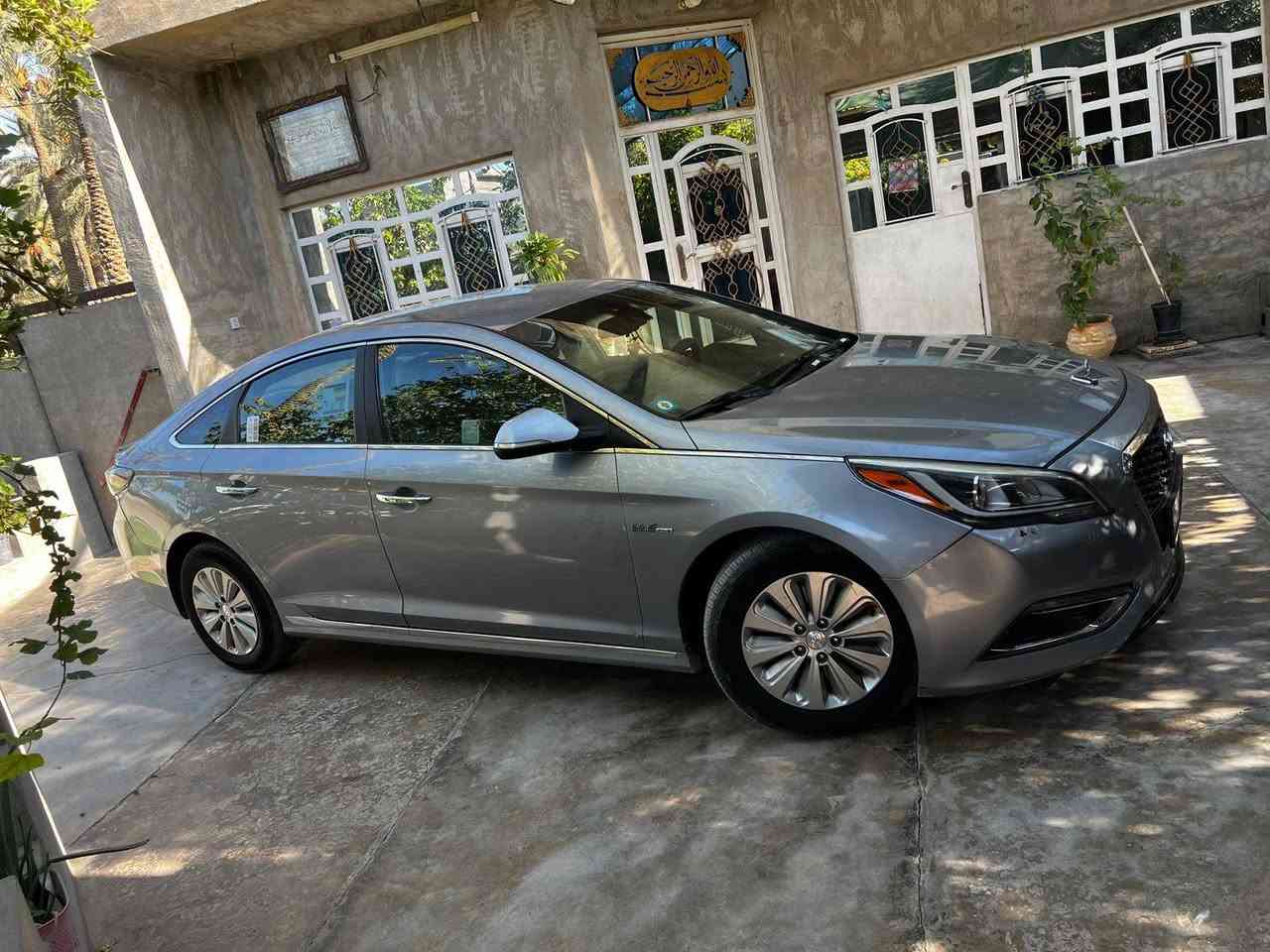 السلام عليكم سوناتا امريكي 2017 هايبرد جديدة على وضع الشركة ماشية 116 بدون ايرباك حادث خلفي قبق الصندون وجامرلغ فقط والسونار مرفق مع الصور كير محرك خير من الله بسمي تحتاج استبدال خلية واحدة فقط السعر 110 وبيه مجال هاتف ***********
