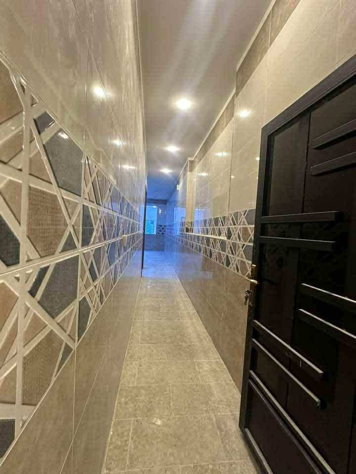 البيت مساحة 150م واجهة 6 ونزال 25م
مدخلين كراج واستقبال ومطبخ حار ومطبخ بارد و4 غرف نوم و4 حمامات 
حوليات 2 فوك وجوة ومناور 2 مغلفة سكاي لايت
البيت مجهز بكاونتر مطبخ حديث وتانكيات اثين سعه 1000 لتر الابواب قاصة والارضية مرمر الشبابيك المنيوم سلايد دبل جام مانع صوت مانع اتربة
نظام سبالت وكاميرات جاهزة
البيت بناء 2025
حي الجهاد /ديوان المخابرات قرب شارع 60
*********** بغداد, العراق
