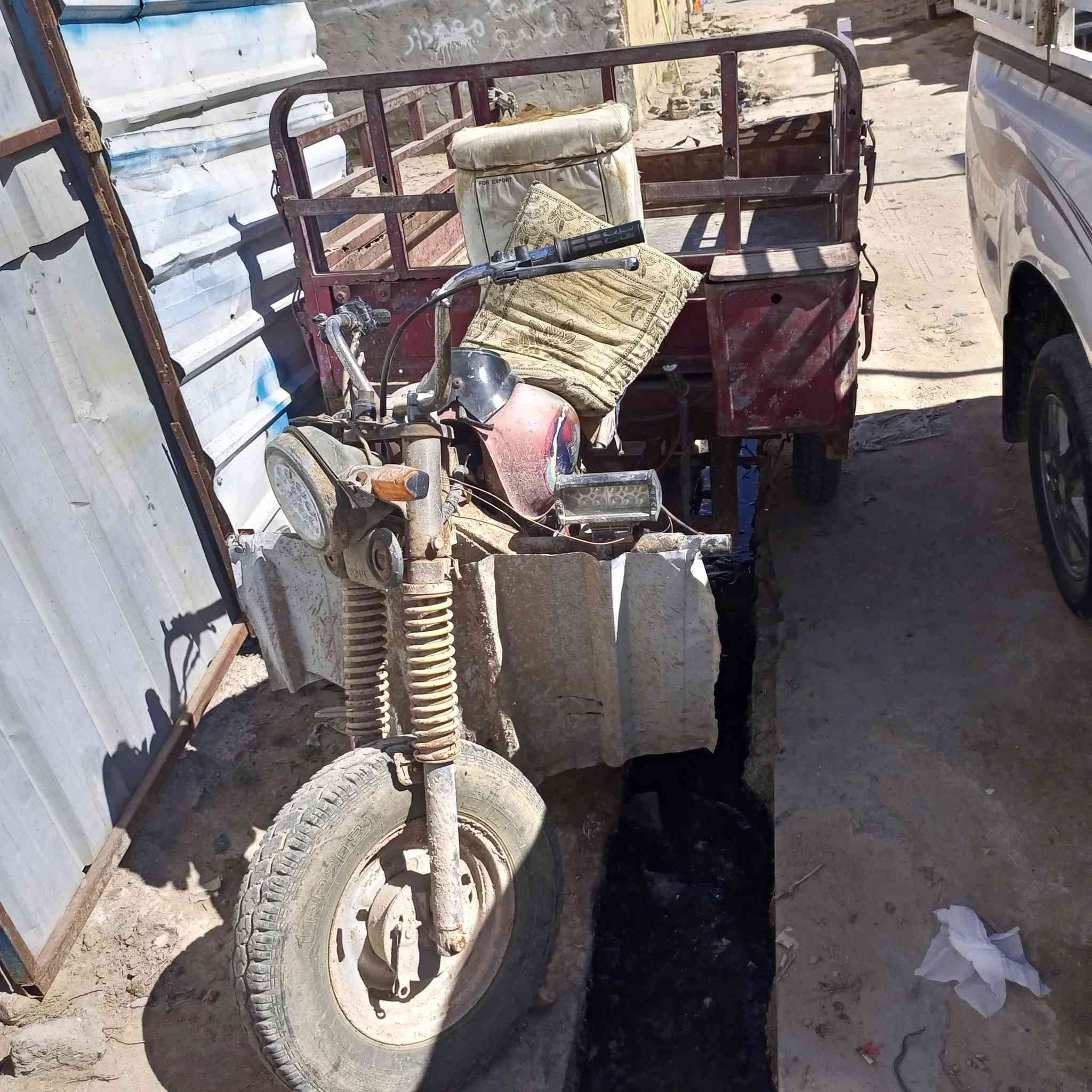 السلام عليكم للبيع مثل ماواضحه بلتصويرالموديل214المكان ذي قار الرفاعي السعر800قفل مكينه فول لاتنقيص ولاتبهيرشاصي تايرات بيه بس البوكس كيربراغيه راهيه ولستوته متروكه البدي بيه خياسات بلباب يعني تلحيض***********
