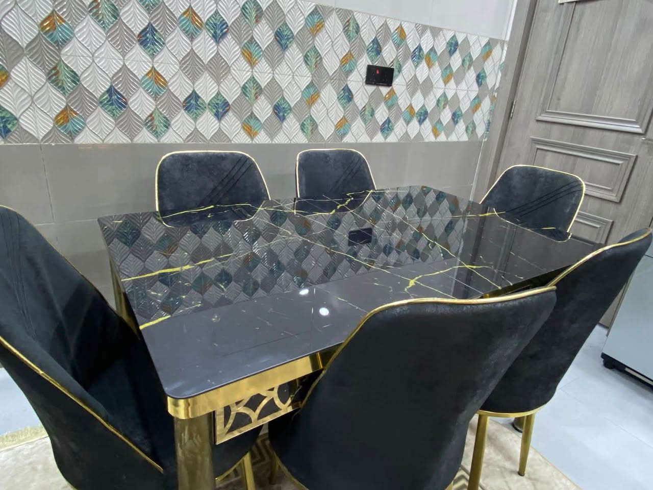 ميز طعام بتصميم حديث وفاخر يناسب الديكورات المعاصرة للمطابخ 

الكراسي: مجموعة مكونة من 6 كراسي مريحة بتصميم عصري

السعر المطلـوب: 150,000 دينار عراقي فقط

للتواصل والاستفسار، يرجى مراسلة أو الاتصال على الرقم
***********
ملاحظة:لايتوفر توصيل 
المكان:بغداد الدورة حي اسيا
