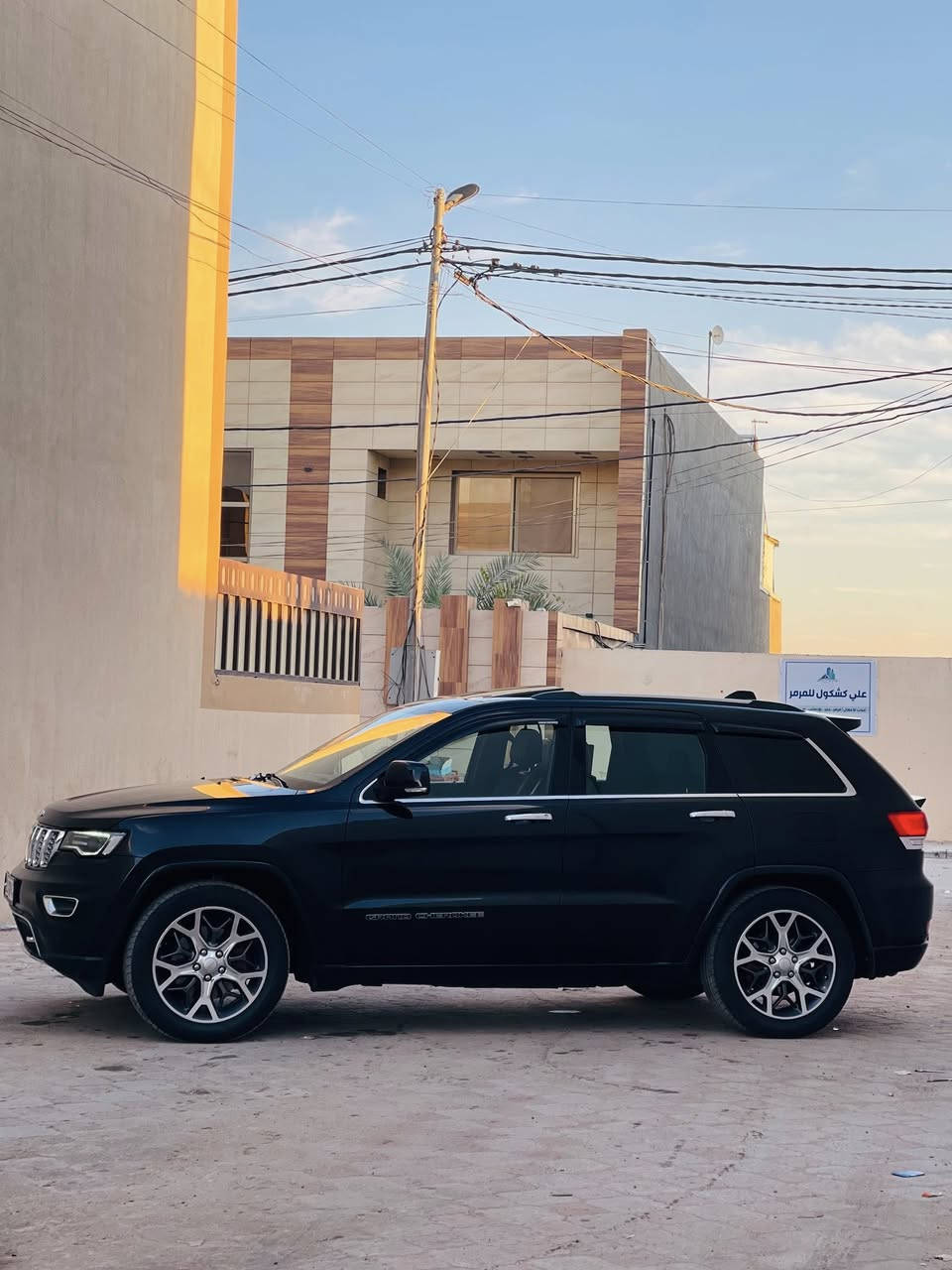 جيب اوفر لاند خليجي وكالة ليث العبيدي
فول مواصفات ومعروفه الاوفر لاند 
موديل 2019 رقم اربيل هزه وسنويه جديده باسمي  
وكالة + تحويل حسب الرغبه مكينه 6 سلندر مكفوله من الفتح والتبخير ومن اي خلل و شرط الفحص 

السعر 273 وبالعافيه ع ياخذه وماكو هيج سعر ابد سياره بيه جاملغ امامي صبغ + كرن جاملغ ثاني صار عندي بي بارد ومامبين ابد 

المواصفات 
بنوراما 
جكات صعود ونزول نضام تعليق الهوائي 
داخل اسبيرسو  قهوائي طلب خاص 
3 شاشات كبيره + سماعات خاصه بالشاشات الخلفيه وريمونت تحكم 
رادارات جانبيه واماميه وخلفيه 
سستم صوت هارمن كاردن 12 سماعه +
 دمام صندوق + سيدي جنجر 6 اقراص
صندوق كهرباء 
فور ويل 4x4 
نضام اوتو ستوب + اوتو بارك 
3 انضمة قياده سبورت + نورمل + ايكو 
ويل كب حجم 20 + تخم تايرات جدد 
شفتات ستيرن 
كشنات جلد كهرباء + تدفئة وتبريد 
كشنات خزن ميموري ( كشن ذاكره ) 
ستيرن كهرباء + تدفئة وتبريد ستيرن 
عداد المسافة : 78 كيلو 
الجام كوله مغلف بوليرايز وبعده ع ضمان 

كير محرك تبريد كهربائيات حداديه كوله ع وضع شركة وبرغي مابيهن نقص ولاخلل وشرط الفحص 
اخوان السياره كلش جديده ونضيفه واحلا مما تصور وبالعافيه ع ياخذه انشالله 
الشراي يتصل 
*********** اتصال 
*********** وتساب
