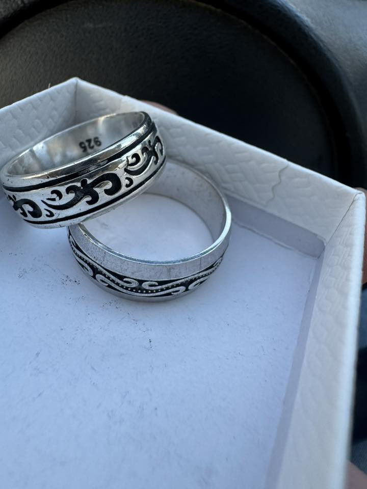 حلقتين فضه عيار ٩٢٥ وزنهم  ١٥ غرام 
حط سعر وبالعافيه 
***********
واتساب
