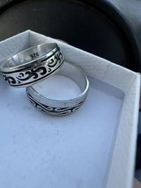 حلقتين فضه عيار ٩٢٥ وزنهم  ١٥ غرام  حط سعر وبالعافيه  ٠٧٧٢١٠٩٨٦٧٢ واتس...