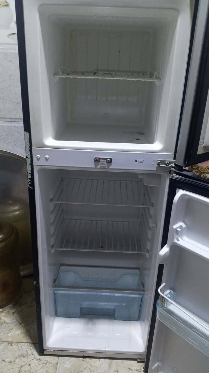 ثلاجة حجم صغير شغاله ع الفحص السعر ١٢٥ بي مجال
العنوان الشهداء

***********
