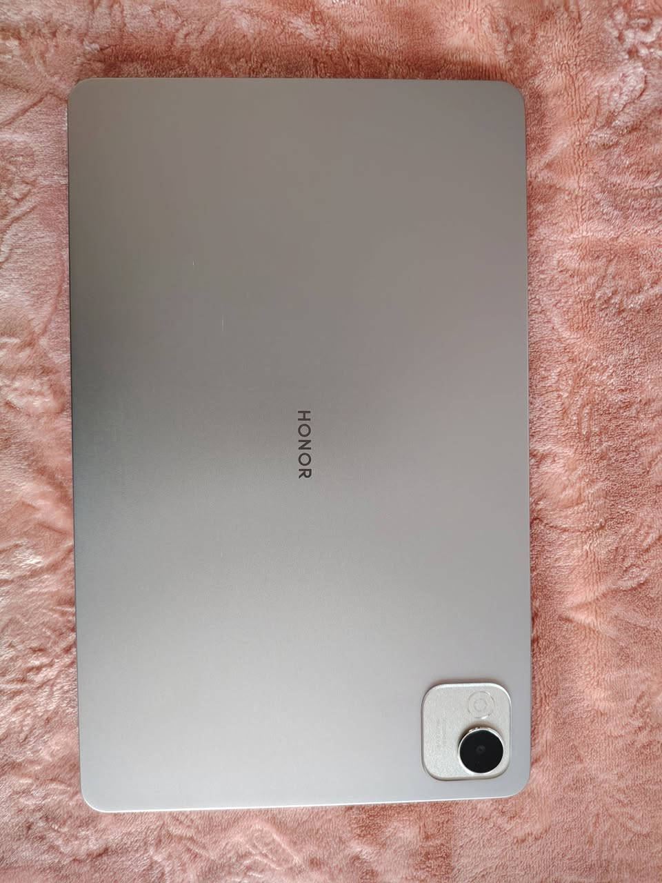 السلام عليكم شباب، جهاز Honor Pad X9a للبيع، الجهاز بحالة الوكالة (جديد كلش ونظيف جداً وأخو الجديد)، استخدام خفيف وبدون أي زلغ أو شخط.

​💡 أهم مواصفات الجهاز:
​📱 الشاشة: شاشة ضخمة بحجم 11.5 بوصة بدقة فائقة 2.5K وتردد 120 هرتز (تدعم مليار لون) لتجربة سلاسة خرافية في التصفح والألعاب.
​🧠 المعالج: معالج قوي من كوالكوم Snapdragon 685 بدقة تصنيع 6 نانومتر، أداء سريع وموفر جداً للطاقة.
​💾 الذاكرة العشوائية (RAM): سعة 8 جيجابايت لفتح تطبيقات متعددة بدون أي تعليق.
​📂 ذاكرة التخزين: سعة 128 جيجابايت تتسع لكل ملفاتك وألعابك.
​🔋 البطارية: بطارية ضخمة جداً بسعة 8300 مللي أمبير تدوم معك طوال اليوم، مع دعم الشحن السريع بقوة 35 واط.
​🔊 الصوت: مزود بـ 4 سماعات ستيريو لتقديم تجربة صوتية محيطية ونقية.
​🎬 النظام: يعمل بنظام أندرويد 15 الحديث مع واجهة هونر المتطورة MagicOS 9.
​📸 الكاميرا: خلفية بدقة 8 ميجابكسل وأمامية بدقة 5 ميجابكسل (تصوير فيديو بدقة Full HD).
​✨ التصميم الخارجي: جسم معدني بالكامل باللون الرمادي الفخم، بنحافة فائقة (6.8 ملم فقط) ووزن خفيف (475 غرام).
​🔒 الأمان: يدعم ميزة فتح القفل بالوجه (Face Unlock).
​💰 السعر المطلوب: 255 وبيه مجال قليل
📍 الموقع: (ميسان / العمارة / القادسية)
📞 للتواصل والاستفسار: (***********)موجود واتساب أو خاص
