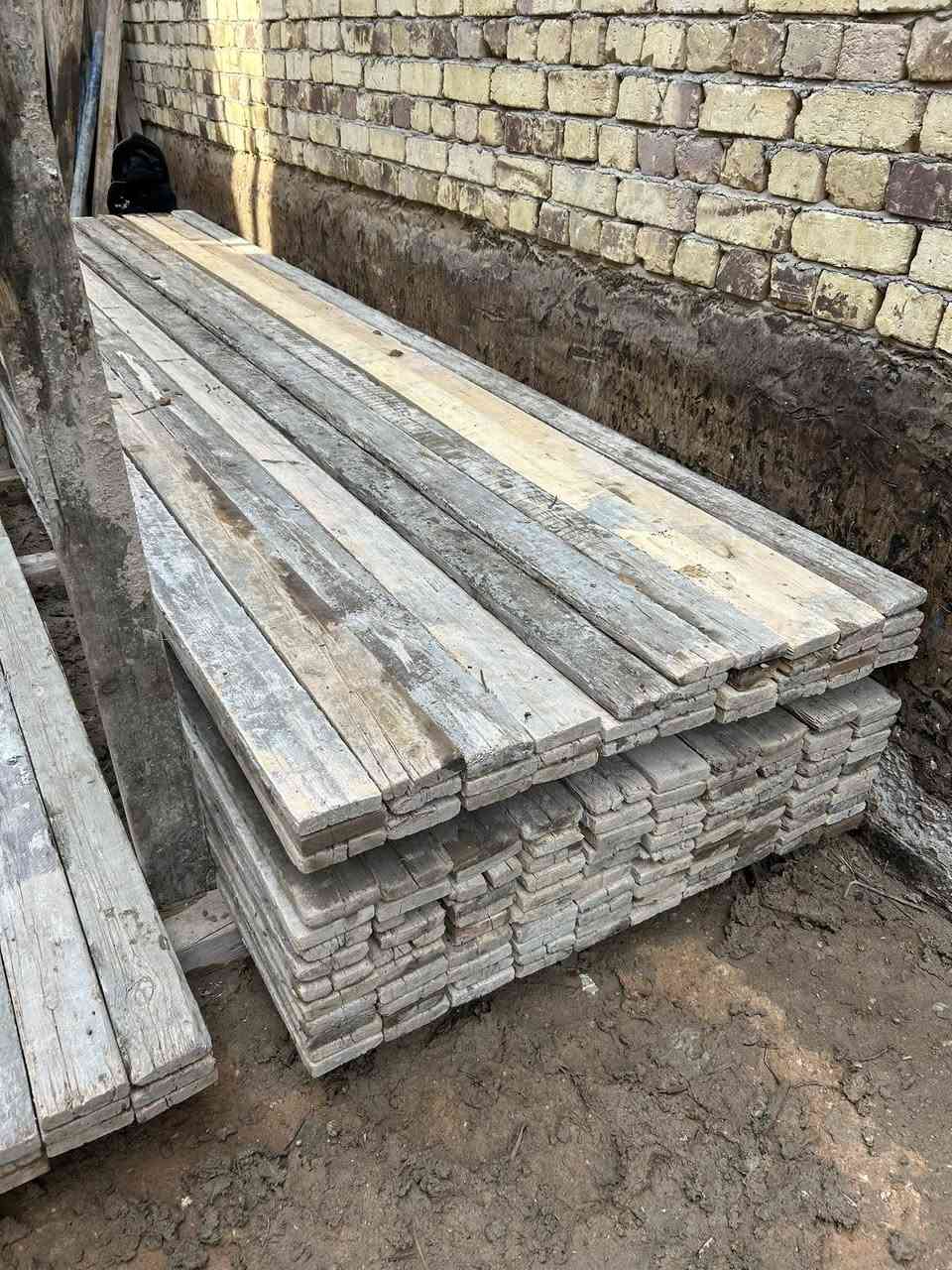 السلام عليكم خشب للبيع نضيف حيل عدد ٣ ونص
جكات طول ٤ متر عدد 150 جك عنوان حله شراي اتصل 
***********
