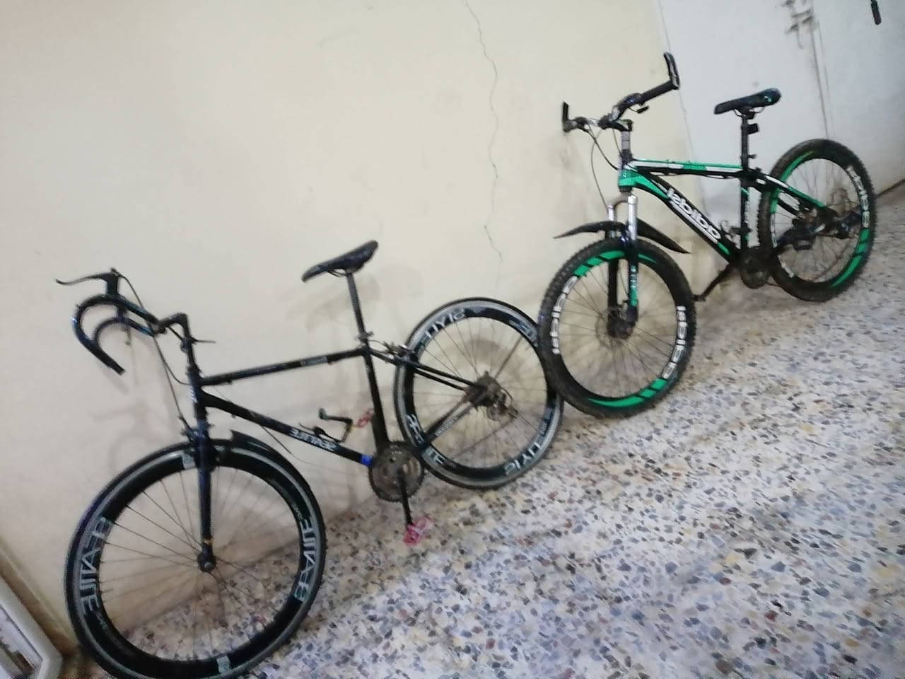 بايسكلات عدد ثنين واحد جبلي عوزه فقط عكرب والثاني مال سباق نوع رود عوزه فقط جوابه باسلات حلوه أو نظيفه 
مكاني حي النداء شارع مجمع بيتي السعر ١٣٠ ثنينهن


**إذا كنت صاحب هذا الإعلان وتريد حذفه لأي سبب، رجاءا أرسل رسالة إلى الدعم الفني**