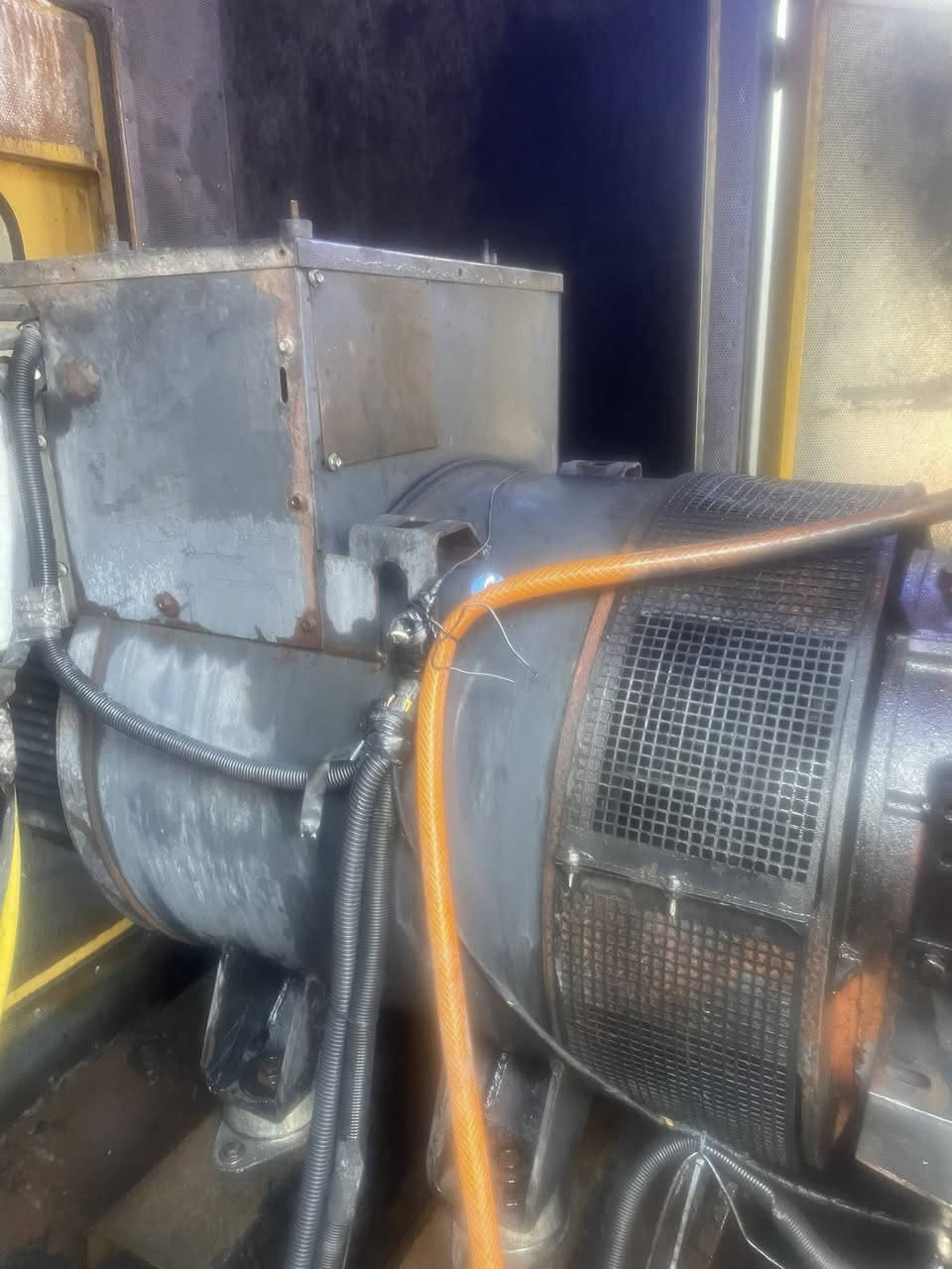 للبيع مولد دويز المكينه بيه خانه وحده مكصوصه 20 والباقي كله اصلي مامجفته بيه بخار المكينه أبيع على وضعيته المكينه حاليا بموقع على الحمل راس توليد ميكالتا إيطالي 500 كيفي مكاني بغداد أبيع بس المولد عدا الكاتم للاتصال ***********
