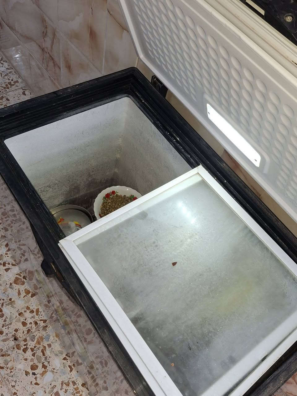 السلام عليكم مجمدة ١٢ قدم تجميد فول واطي ضمان سعر ١٥٠. كنتور صاج عراقي  طول ٢،٥٠ عرض ١٨٠ سعر ١٥٠ عنوان الشعب ***********
