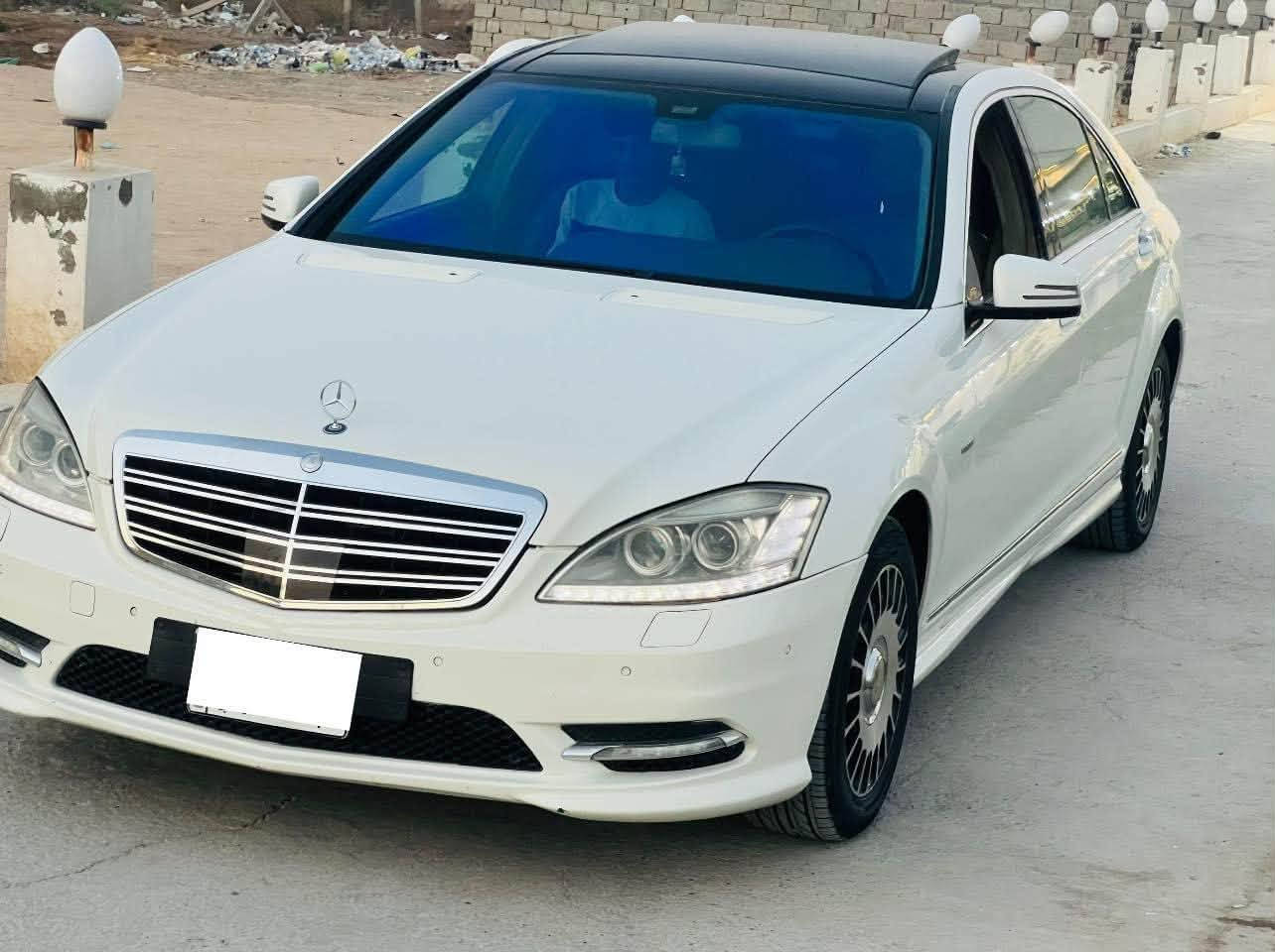 مرسيدس S350 موديل 2008 محدث 2013
لأصحاب الذوق الرفيع والتميز، معشوقة الجماهير اليخت الألماني بحالة ممتازة وجاهزة للاستخدام الفوري.

المواصفات والخصائص:

الفئة: S-Class (W221)

الموديل: 2008 محدثة 2013

محرك جديد بعده بالضمان وارد ياباني : 
كير جديد وارد ياباني بعده بالضمان

 ( سلندر 6، عزم قوي واقتصادي بالوقود 

كير وارد ياباني جديد 
تخم لايت جديد 
تخم حجر بيئة
حداديه جديده 

رقم بغداد بٱسمي سنوي 2029 

الحجم: لارج (Large) - قاعدة عجلات طويلة (باب طويل) لراحة قصوى للمقاعد الخلفية.

اللون الداخلي: جلد (بيج) بحالة جيدة جدا

الإضافات والمميزات:

نظام الستائر: مجهزة بـ 5 بردات (ستارة خلفية كهربائية + 4 ستائر جانبية للأبواب الخلفية والمثلثات) لخصوصية وعزل تام.

فتحة سقف بانوراما 

حساسات أمامية وخلفية (Parktronic).

مقاعد كهربائية مع ميزة الذاكرة (Memory Seats).

نظام ملاحة وشاشة عرض تحكم كاملة.

تكييف مركزي منفصل (ثلاجة)

ويل  19 تو سايز

حالة السيارة: جيده جدا

السيارة مسرفسة بالكامل وجاهزة، لا تحتاج لأي مصاريف أساسية.

محرك، گير، وشاصي على كفاله عامه .

بيها كلير جاملغ خلفي 

شاشة وسائط + كاميرا خلفية

- مري شفط / اشارة بالمري

- ماوس تحكم + تحكمات ستيرن

- حساسات اصطفاف امامي / خلفي

- سيدي جينجر 6 اقراص

- سستم صوت HarmanKardon

- ستيرن كهرباء و تدفئة

- تبريد منفصل + قطعتين مع تحكم خلفي

- لايتات داينمك اوتو Dynamic 

- تچاوي كهرباء امامي خلفي

السيارة كل شي بيها بلادي و كل اوبشناتها شغاله

السعر ١٧٥ 

للاستفسار ***********

