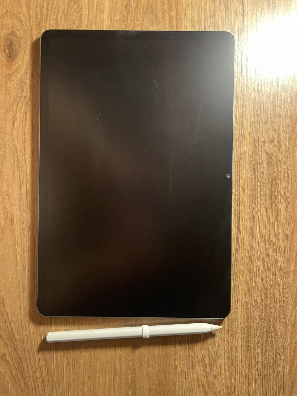 🔴 للبيع: تابلت هواوي MatePad 11.5 (نسخة PaperMatte) - ذاكرة 256GB
التفاصيل:
السلام عليكم،
للبيع تابلت هواوي ميت باد 11.5 نسخة (بيبر مات - الشاشة الورقية المطفية) المخصصة للدراسة والقراءة لحماية العين.
الجهاز اشتريته قبل سنة تقريباً واستعمالي إله كان دراسة فقط (تصفح وقراءة ملازم)، الجهاز نظيف والوصل مالته موجود (سعر الشراء 425 ألف).
📱 المواصفات الأساسية:
• الذاكرة: 256 جيجابايت.
• الرام: 8 جيجابايت (أداء سريع وسلس).
• الشاشة: 11.5 بوصة بتردد 120Hz (نوع PaperMatte مريحة جداً للعين وملمسها مثل الورق بالكتابة).
• المعالج: Snapdragon 7 Gen 1 (ممتاز للألعاب والدراسة).
• البطارية: 7700 mAh (تطول عندك هواي) مع شحن سريع.
⚠️ ملاحظات (للأمانة والمصداقية):
1. الشاشة: بيها كم شخط وفطر واحد بسيط، بس أبد ما مأثر على أداء الجهاز، ولا على اللمس، ولا على الكتابة بالقلم (تكدر تفحص وتتأكد بنفسك).
2. القلم: الجهاز يجي وياه القلم الأصلي (M-Pencil NearLink) بكرتونه، لكن شاحنة القلم ضايعة. تكدر تشتريها من أي مركز صيانة أو مبيعات لهواوي وسعرها تقريباً 15 ألف دينار فقط.
📦 الملحقات:
الكرتون الأصلي، الوصل الأصلي، والقلم، شاحنة وبلك.
💰 السعر: 350 الف دينار وبيه مجال بسيط للشراي الجاد.
📍 المكان: بغداد - بغداد الجديدة - النعيرية
📞 للتواصل: *********** او خاص
