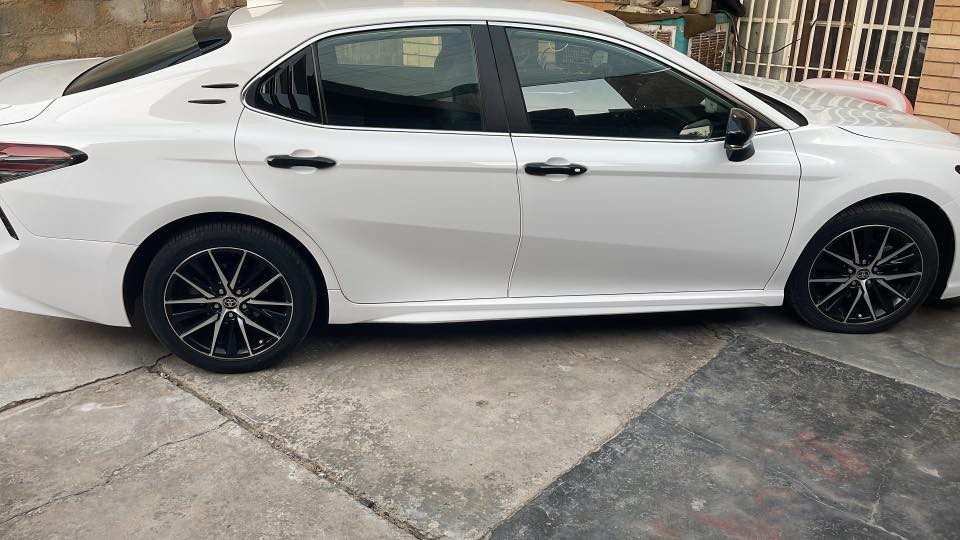 كامري موديل 2023 SE سويج كشن جلد ومخمل تحكم ستيرن شاشه كامره ضرر السياره  تبديل بنيد نفس الون بلادي بدون شاصي بدون لغد بدون ايرباك السعر 23 وبيها مجال  السياره بدون نقص مكان السياره الرمادي التاميم ***********
