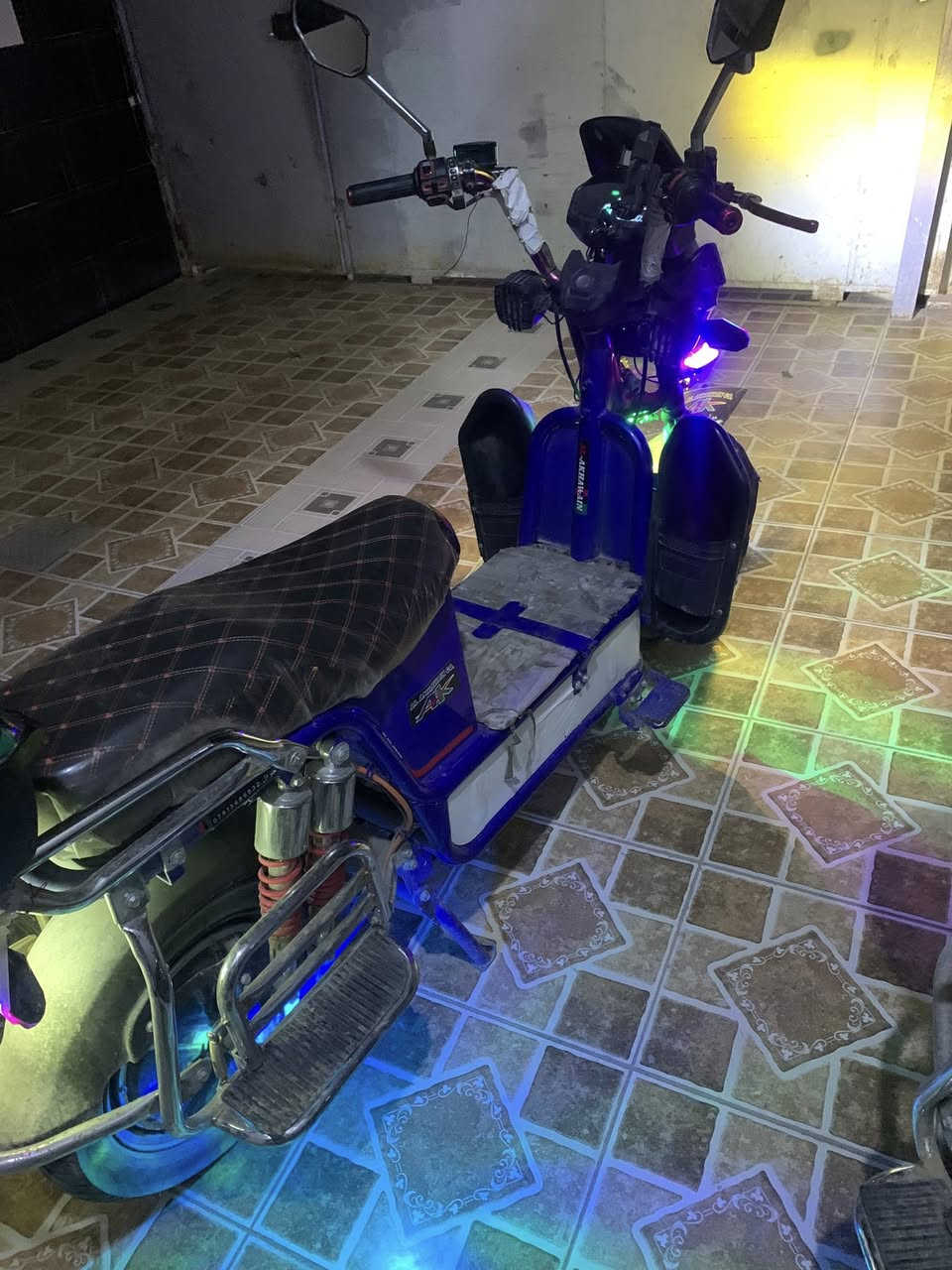 اللهم صلي على محمد وعلى ال محمد:
موطور نوع اخوين2025بعده جديد 6باتري كلشي شغال بي وكفت عندي بطاريه ويشتغل ويمشي الموطور ابيعك هيكك كامل غراضه جادر ومفاتيح شاحنه جديده تاير خلفي بعده جديد هاذه مال 2026سعر 475وبي مجال 
لاتصال ***********
