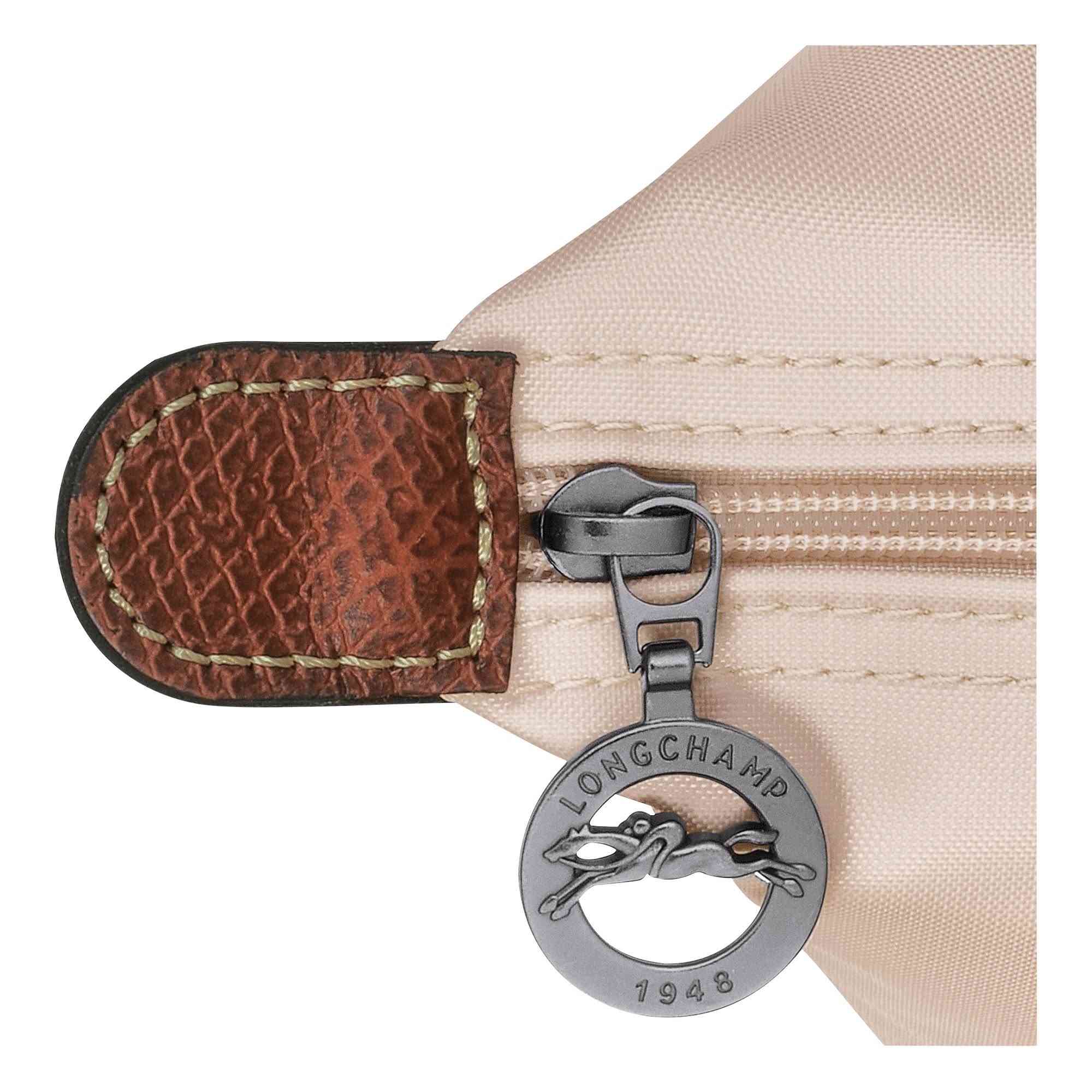 حقيبة 👜 نسائية فخمة وأنيقة من ماركة Longchamp الأصلية الفرنسية 🇫🇷 ✨

تصميم فرنسي راقٍ  يجمع بين القماش المتين والجلد الروسي الطبيعي الفاخر، خفيفة وعملية ومثالية للاستخدام اليومي أو السفرات .

✴️ متوفر ابيض وأسود 

◽️ جودة عالية
◽️ تصميم كلاسيكي راقٍ
◽️ مريحة وخفيفة بالحمل
◽️ممكن استخدامها كحقيبة صغيرة او كبيرة 

☑️القياس 
في حال الحجم الكامل 
الارتفاع 30cm
العرض 28cm

للاستفسار خاص 📩
توصيل متوفر 🚚

#لونشامب #Longchamp #جنطة_نسائية #جنط #موضة #ستايل #أناقة #جنط_فخم #جنط_ماركات #جنط_يد #اوتفيت #كلاسيك #ترند #بنات #تسوق #العراق


**إذا كنت صاحب هذا الإعلان وتريد حذفه لأي سبب، رجاءا أرسل رسالة إلى الدعم الفني**
