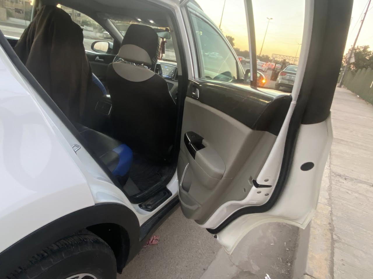 السلام عليكم اخوان للبيع كيا سبورتج خليجي موديل ٢٠٢٠ السياره نص فول بانوراما تحكم ثلاث وضعيات قياده اشاير بالمري السياره كاميرا وحساس خلفي ماشيه ٧٥ الف وقابله للزياده رقم اربيل باسمي شخصيا اصوليتها جديده كلها مكاني بغداد حي العدل السعر ٢٠٠ وبيها مجال السياره بيها بارد بالبنيد وبيها بارد بالباب الخلفي جهة الايمنى فقط وعندي سونار 
للاستفسار الاتصال ع الارقام التاليه ***********
***********
 ابو موسى
