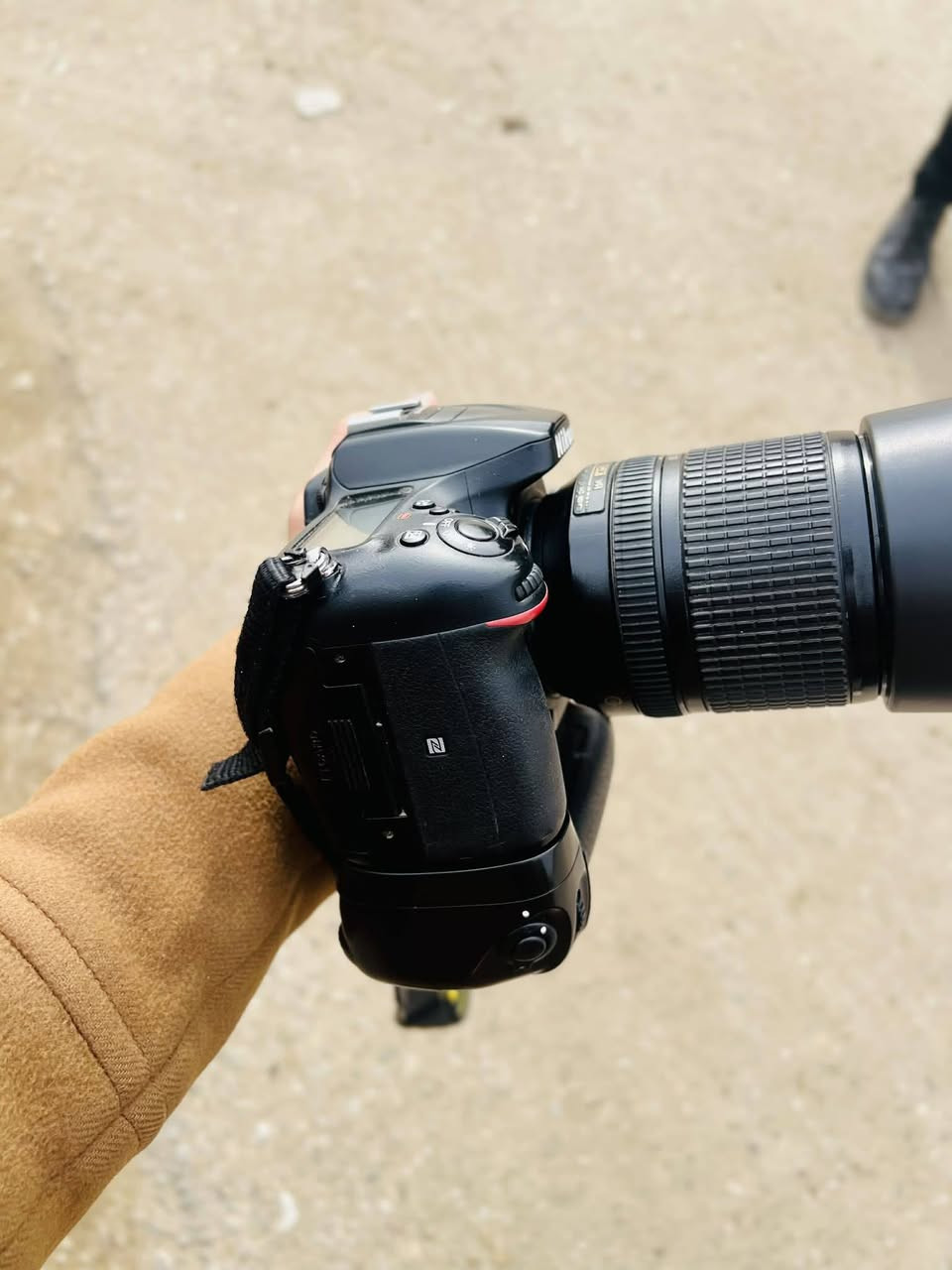 كاميرا ٧٢٠٠ نيكون
مع عدسة١٨-١٤٠ و جنطه و كراب و شاحنة وبطارية وحزام
السعر مناسب جداً تفضل خاص او اتصل ***********
