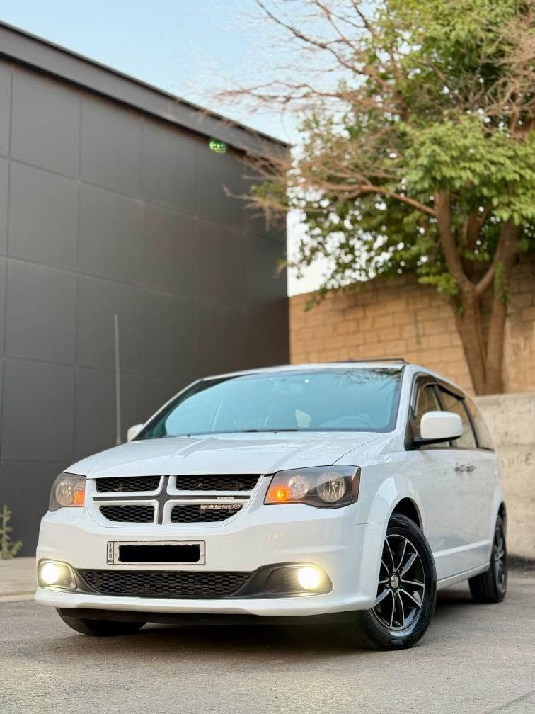 للبيع: دوج كارافان GT 2019 (فول مواصفات)
 الموديل: 2019
 اللون: أبيض
 المسافة المقطوعة: 120 ألف كيلومتر
 المحرك: 3.6 لتر 6 سلندر (Pentastar) - قوي وجاهز
أبرز مواصفات فئة GT:
 كراسي جلد كهرباء + تدفئة بالكراسي والمقود (الستيرن)
 أبواب الجوانب والجنطة (الصندوق) كلها كهربائية تفتح بالريموت
 شاشة كبيرة وكاميرا خلفية + نظام صوتي بريميوم أصلي
 تشغيل عن بعد
 خاصية (Stow 'n Go) المقاعد الوسطية والخلفية تختفي بالكامل في الأرضية
حالة السيارة:
 السيارة مكفولة من الصبغ (بيها تعديل بارد شبر واحد فقط).
 محرك، كير، تبريد، وصدر بشرط الفحص (جاهزة من كلشي).
 السنوية والهزة جديدة.
السعر: 210 ورقة (21,000$) وبيها مجال بسيط.
رقم الهاتف: ( *********** )( *********** ) السليمانية, العراق
