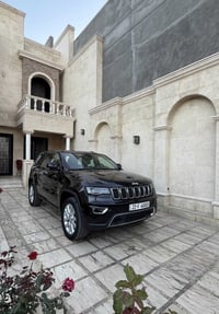 السلام@ عليكم جيب جراند شيروكي لمتد فول مواصفات ماشية 98 الف ميل موديل...