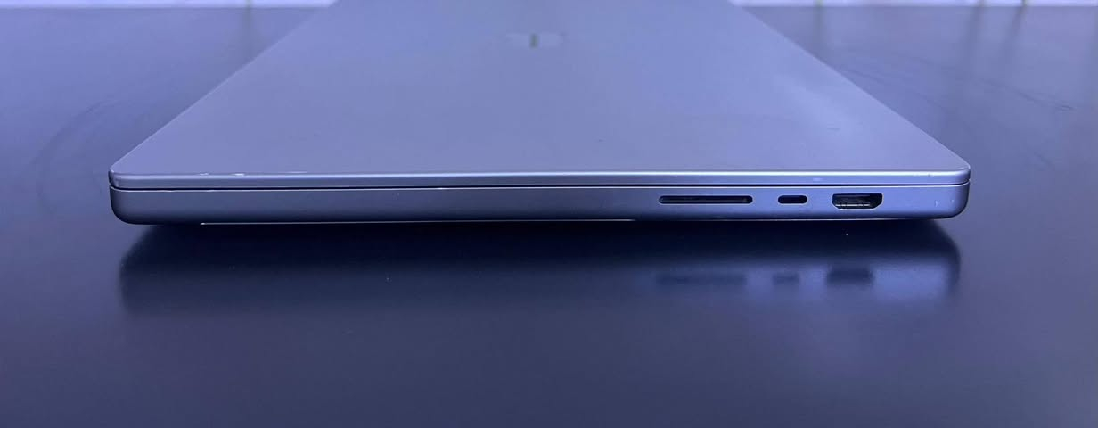 MacBook Pro 2021 M1 Pro 16” 

Ram 16 | SSD 500 

Battery 86 - Cycle 472

 البقع تظهر باللون الاسود داخل الخلفية البيضاء فقط وغير مؤثرة على الدقه و ماراح تسبب مشكلة مستقبلًا 

***********

