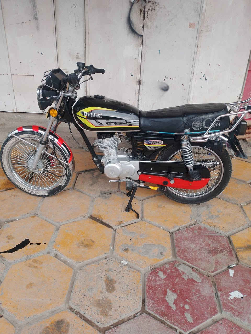 تايكر 24مكفولة بدون نقص.  ورقة كرتونية.  600وبيهة مجال.  بسيط.  مكاني بلدروز شارع المسعودية ***********
