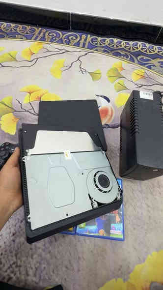 بلي فور سلم للبيع 
ذاكرة نص تيرا ويا يدة اصلية + يدة تجاري كارتونة ملحقات كاملة كيبل قاعدة شحن يوبي إس أقراص عدد ٢ جي تي اي و بيس ٢٠١٨ جهاز نهائي ممفتوح 
السعر ٣٢٥ وبي مجال 
*********** رصيد 
*********** واتساب
المكان الصالحية قرب مستشفى ابن البيطار
