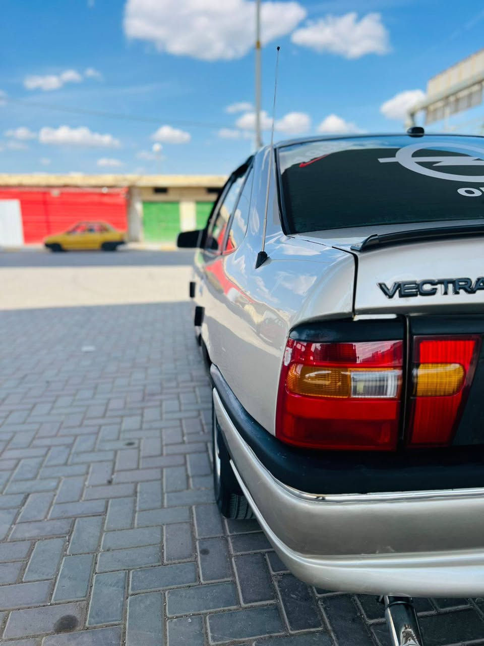 اوبل فكتره
موديل 92
السعر 45 وبيها مجال 
رقم سليمانيه سنويه 2028
حجم 1600 
قايش عريض 
محرك كير شرط 
تخم تاير جديد
سلايت
صدر امامي خلفي جديد
كهربائيات كلها شغاله 
السياره بدون ضربه ولا خياس 
السياره جديده بمعنى الكلمه آحلا من آلصور مكان السيآره تكريت الأستفسار آتصل ع صاحبها 
***********
