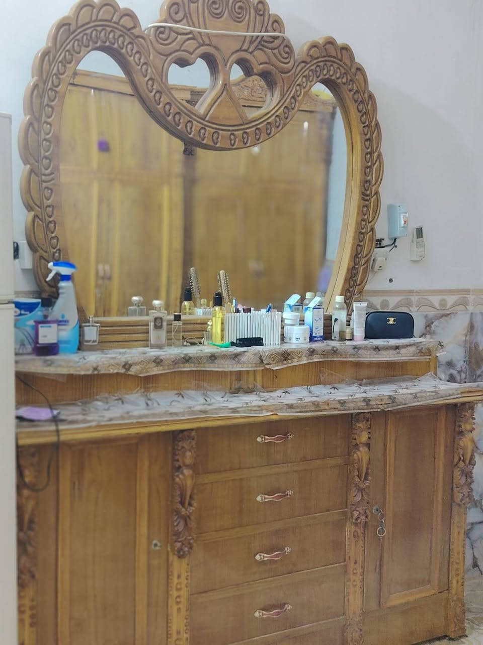 غرفه تسكام للبيع كنتور ابو السته وزاوية وجرباية ومعرض ميز مراية السعر خاص على الرقم
***********
