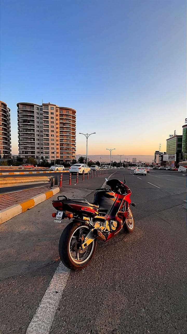 Honda CBR 600 F2 

ماتۆڕەکە بە عەیبو کەم و کوڕییە بە شەرت 

نرخی ١٦ گەڵا 

شوێن سلێمانی 

***********
