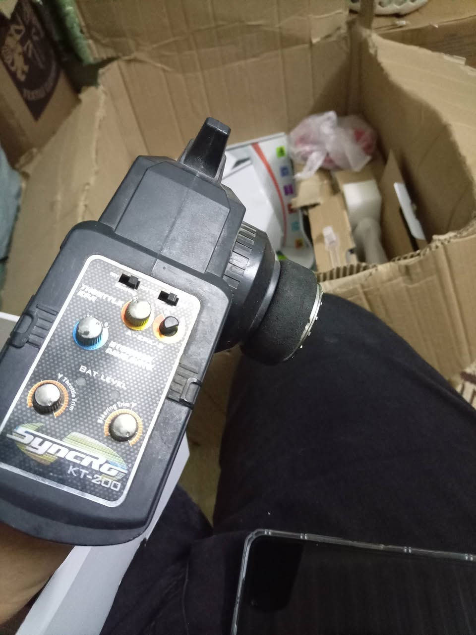هذا الجهاز هو عبارة عن نظام تحكم لاسلكي (Transmitter & Receiver) من شركة DUMBORC، وتحديداً الموديل X6 الذي يأتي بـ 6 قنوات. سيارات اللاسلكي (RC Cars): بمختلف أحجامها وأنواعها (مثل Crawler أو Drifting).القوارب والسفن اللاسلكية.الدبابات والموديلات الميكانيكية.يتميز الجهاز بتقنية 2.4GHz التي توفر سرعة استجابة عالية تصل إلى 3 مللي ثانية ومسافة تحكم تتراوح بين 400 إلى 500 متر.
***********
