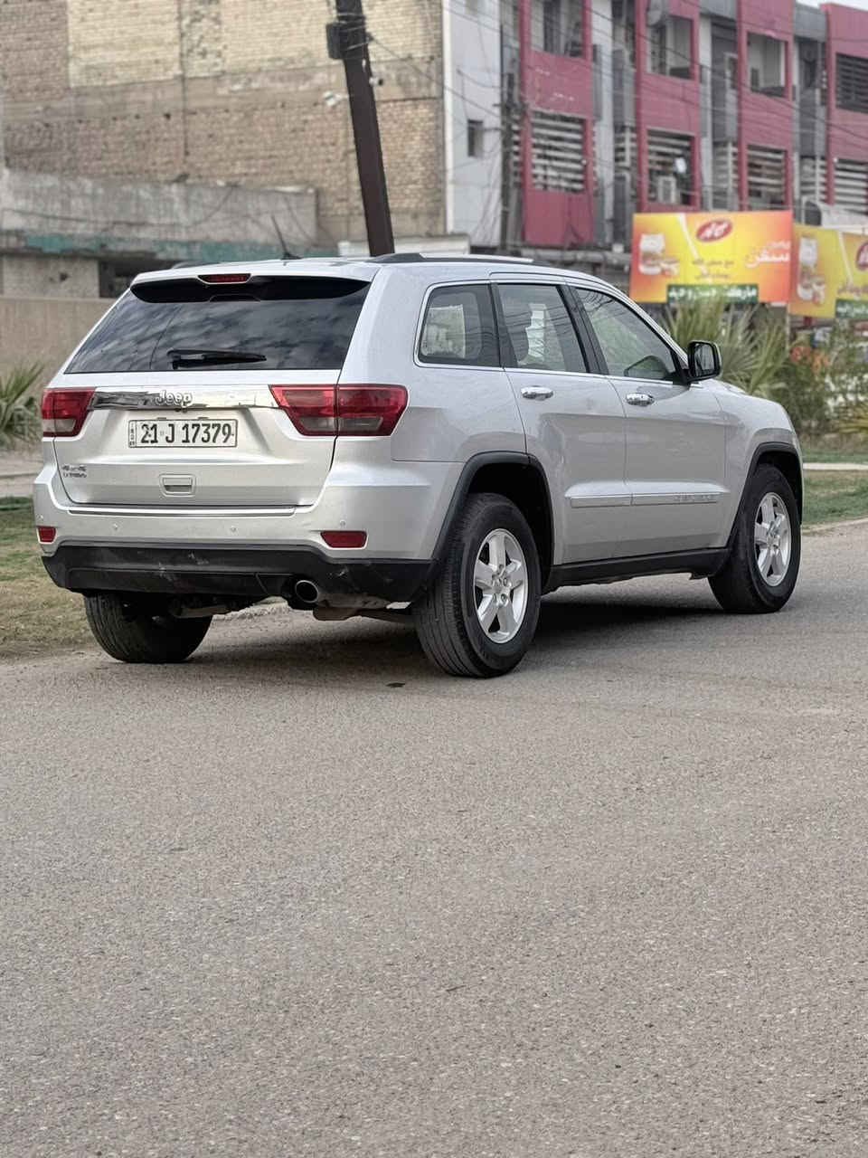 السلام عليكم
جيب 2011 خليجي 
حجم المحرك 6 سلندر 3600
البنيد و وجاملغ مبدل نفس ألون   بدون دواخل  
كير محرك جديد 
باسمي  تحويل ثاني يوم 
تبريد ثلج امامي خلفي 
كشن السايق كهرباء 
بصمة + البواب بصمة 
ومعروفه البقيه المواصفات
ماناقصه برغي السيارة جديده متعوب عليها 
السعر المطلوب١٤٦ وبيها مجال 
الاستفسار ***********
العنوان بغداد 
غير متواجد ع الفيس
